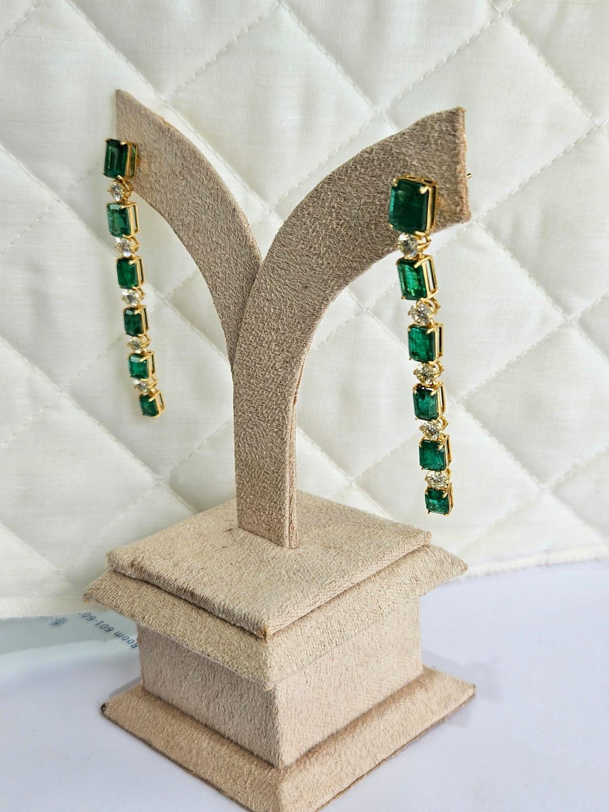 10.22 carats natural Zambian Emerald & Diamonds Chandelier Earrings in 18K Gold In New Condition For Sale In Hong Kong, HK