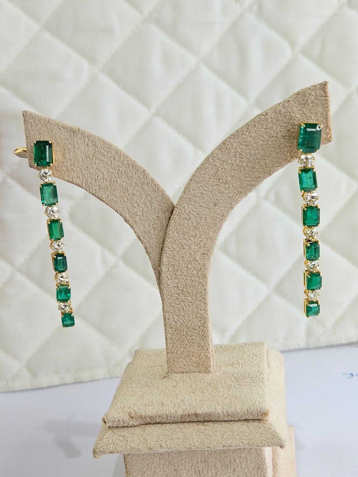 Women's or Men's 10.22 carats natural Zambian Emerald & Diamonds Chandelier Earrings in 18K Gold For Sale