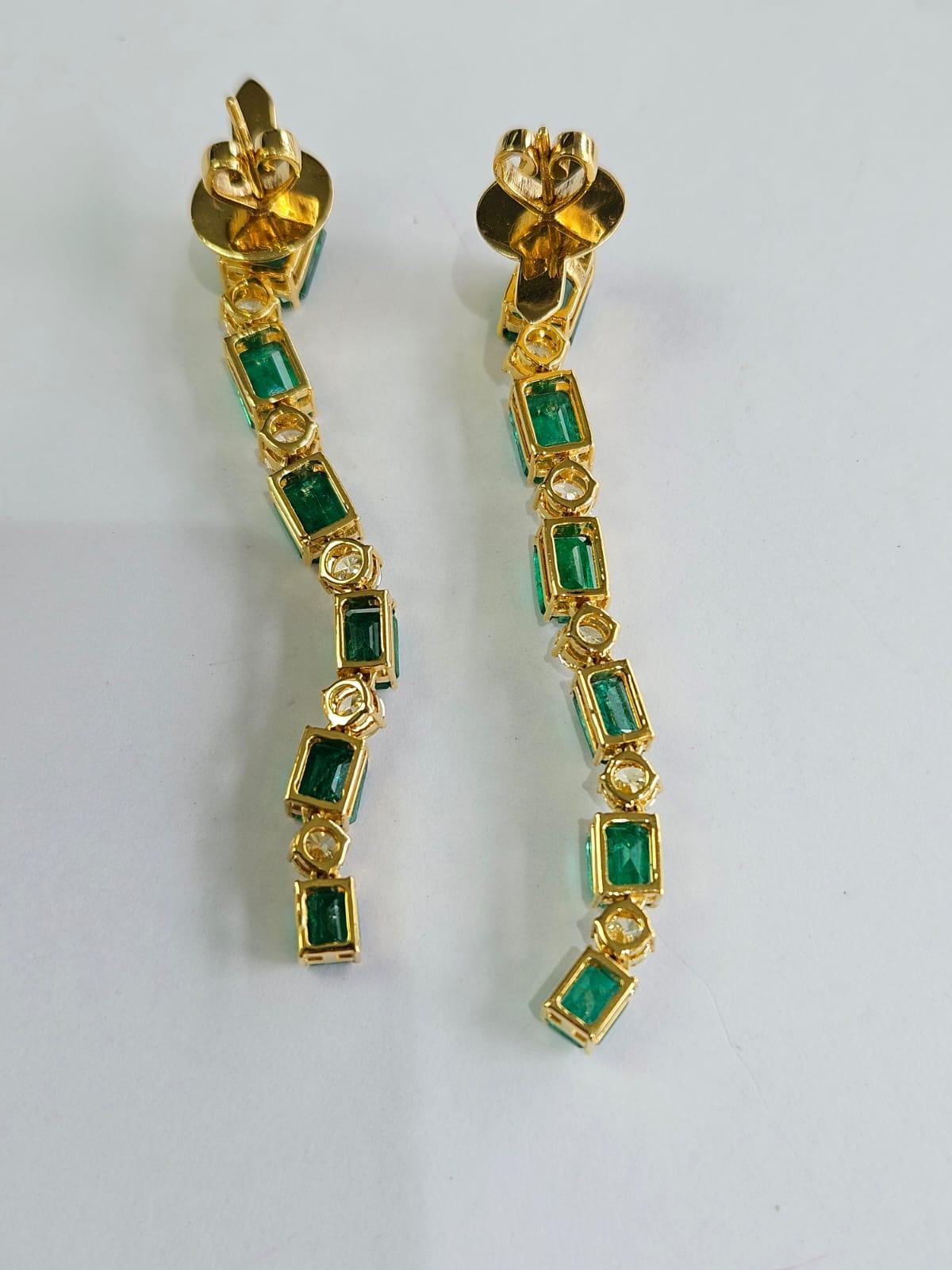 10,22 Karat natürlicher sambischer Smaragd & Diamanten Kronleuchter-Ohrringe aus 18 Karat Gold im Angebot 1