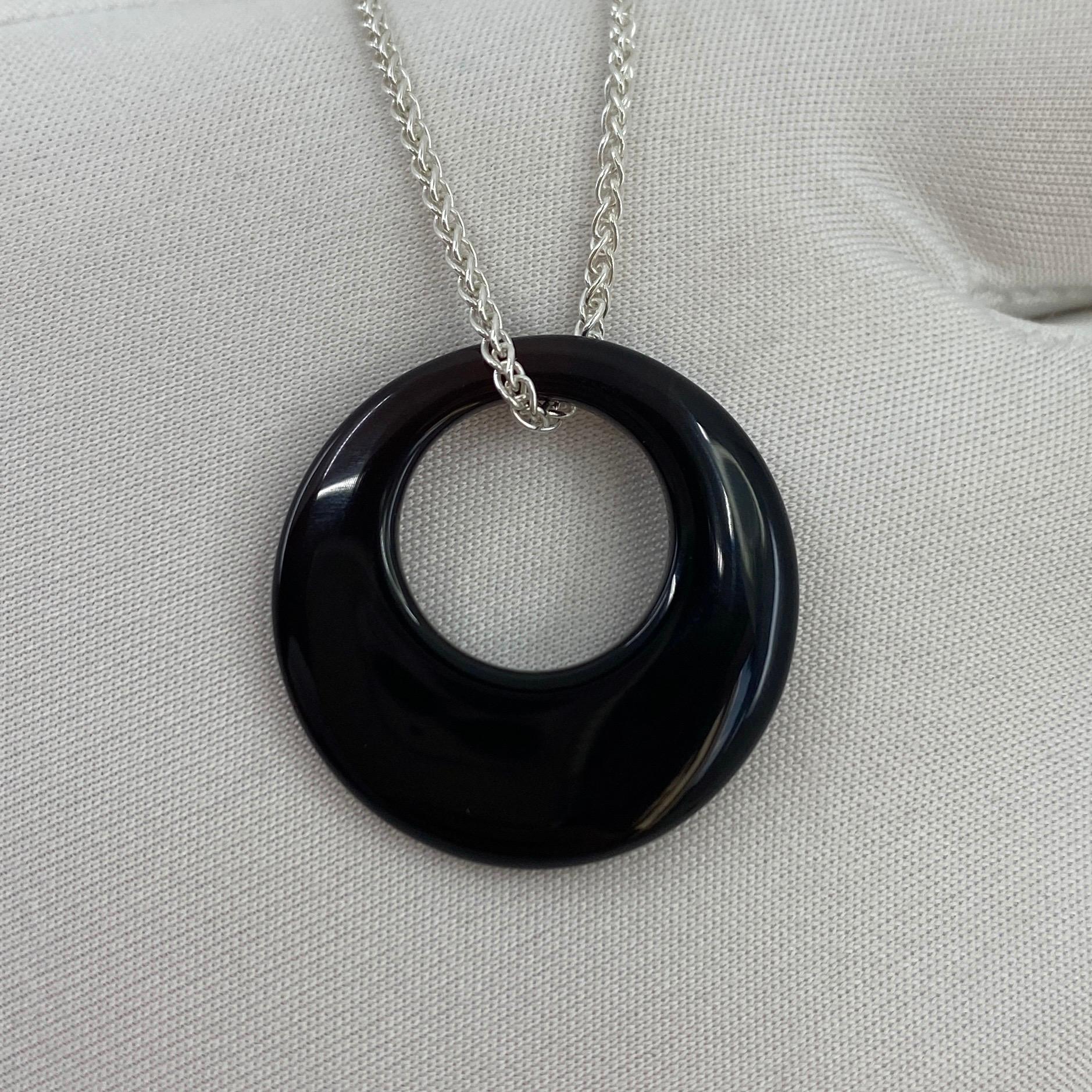 Schwarzer Onyx Kreis Sterling Silber Anhänger Halskette.

Schöner kreisförmiger Anhänger aus schwarzem Onyx (10,22 Karat), der an einer 16'-Spigakette hängt.

Das Stück ist brandneu und wurde nie getragen.

Unser gesamter Schmuck wird sicher in