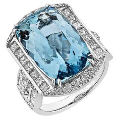 10,23 Karat Art Deco Aquamarin-Ring in 18KWG mit weißem Diamant.  