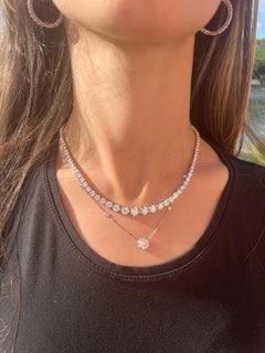 Collana Tennis con diamanti graduati da 10,23 carati in oro bianco 14K di Gem Jewelers Co.