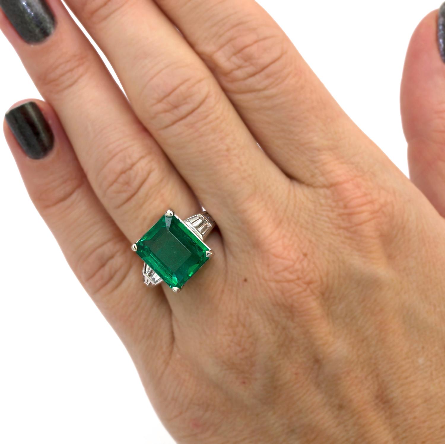 10.23 Carat Natural Columbian Emerald and Diamond Ring In Good Condition For Sale In New York, NY