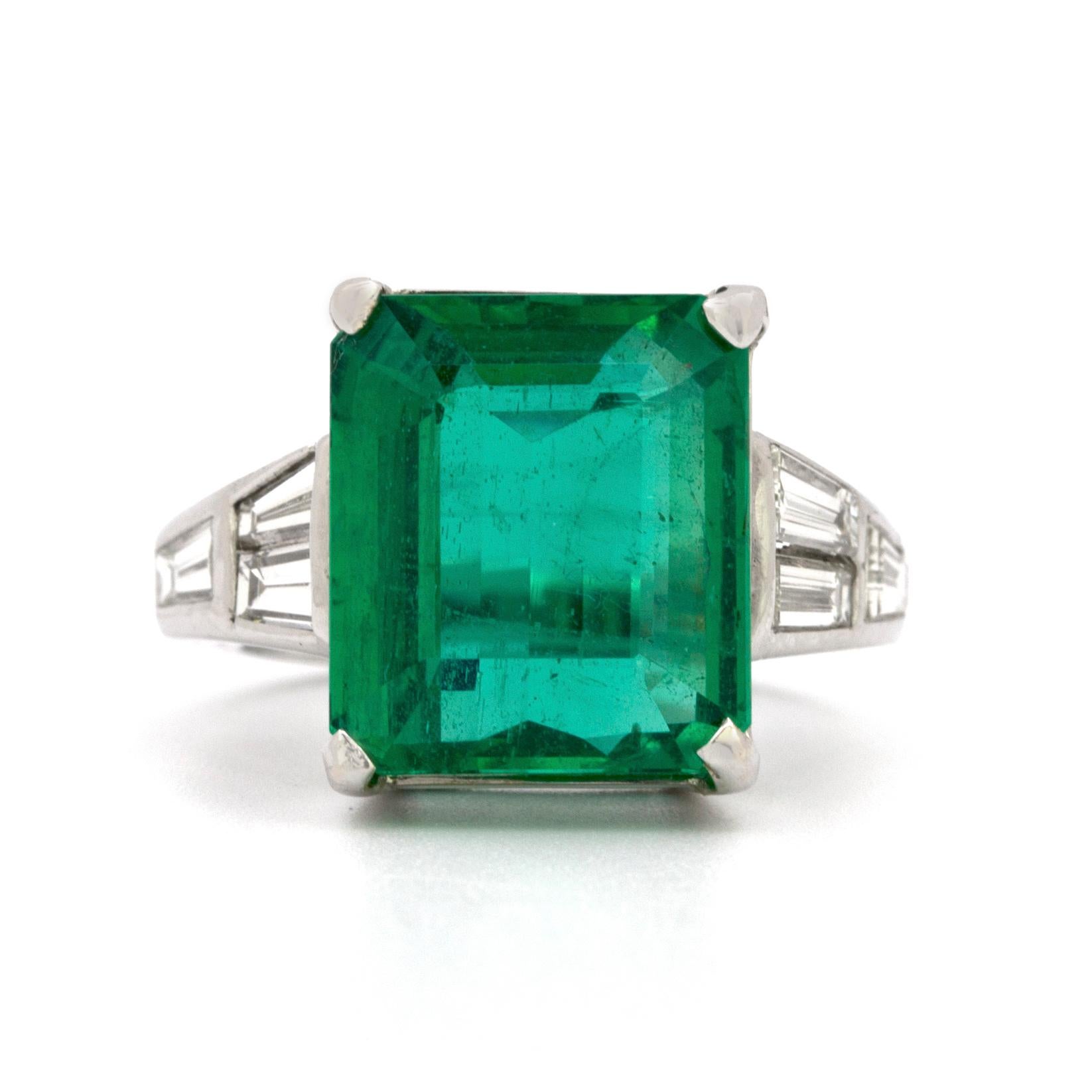Contemporary 10.23 Carat Natural Emerald Set with Baguette Diamonds in a Platinum Ring For Sale