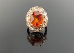 Anillo de compromiso de diamantes y granate mandarín de espersastita de 10,23 quilates