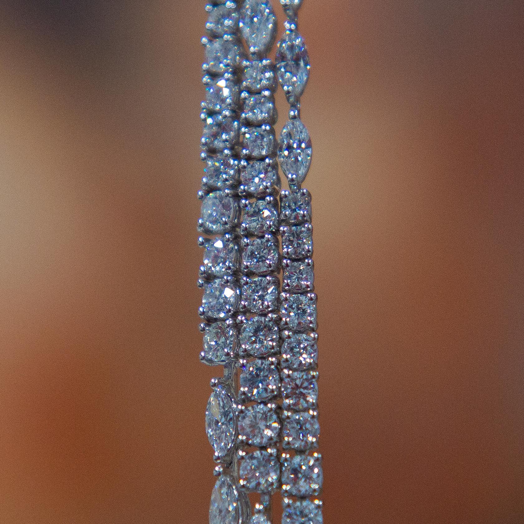 Ein originelles, einzigartiges Collier aus 18 Karat Weißgold trieft vor Eleganz mit atemberaubenden Diamanten der Farbe G, die in Marquise und runde Brillanten geschliffen sind. Diamantenstränge mit einem Gesamtgewicht von 10,23 Karat tauchen in