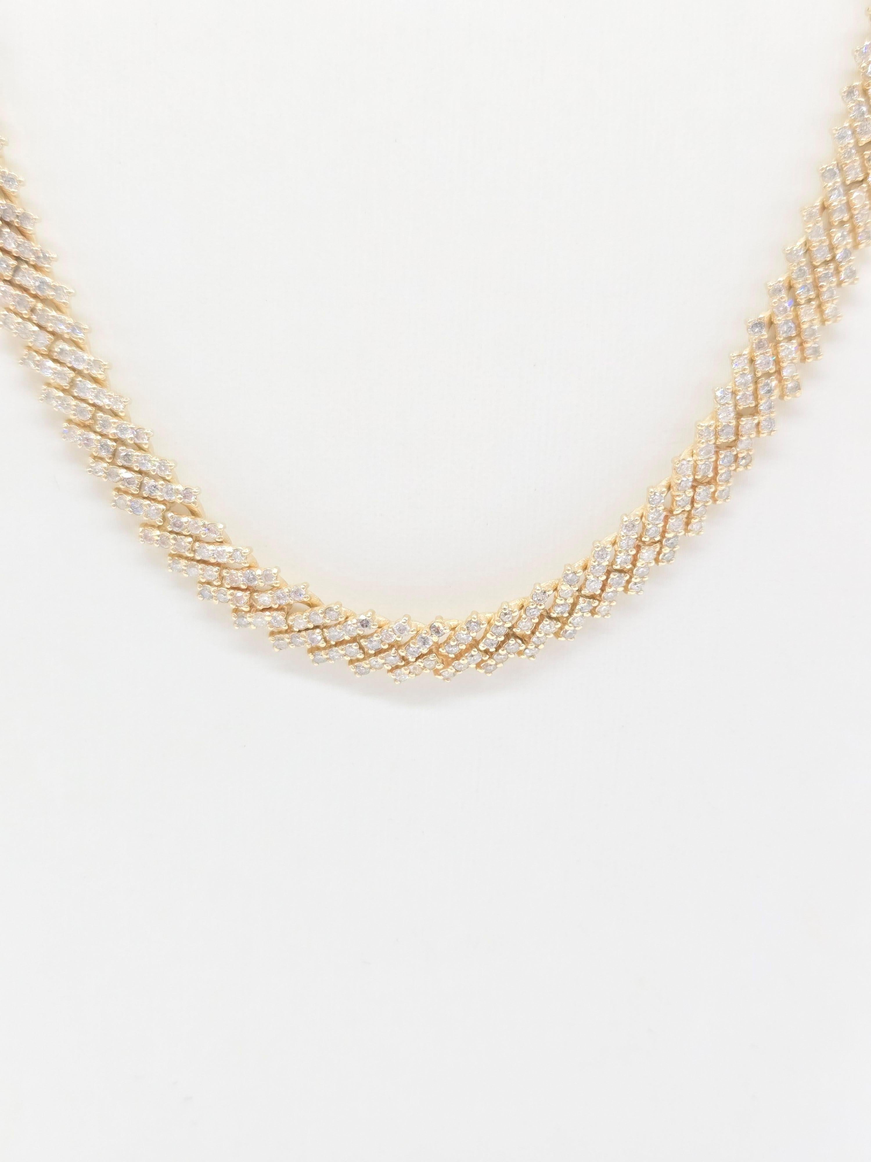 Poids en carats : 10.23 carats de diamants naturels. Il s'agit d'une quantité substantielle de diamants, qui apportent beaucoup d'éclat et d'élégance au collier.

MATERIAL : La chaîne est fabriquée en or jaune 10 carats, une option durable et