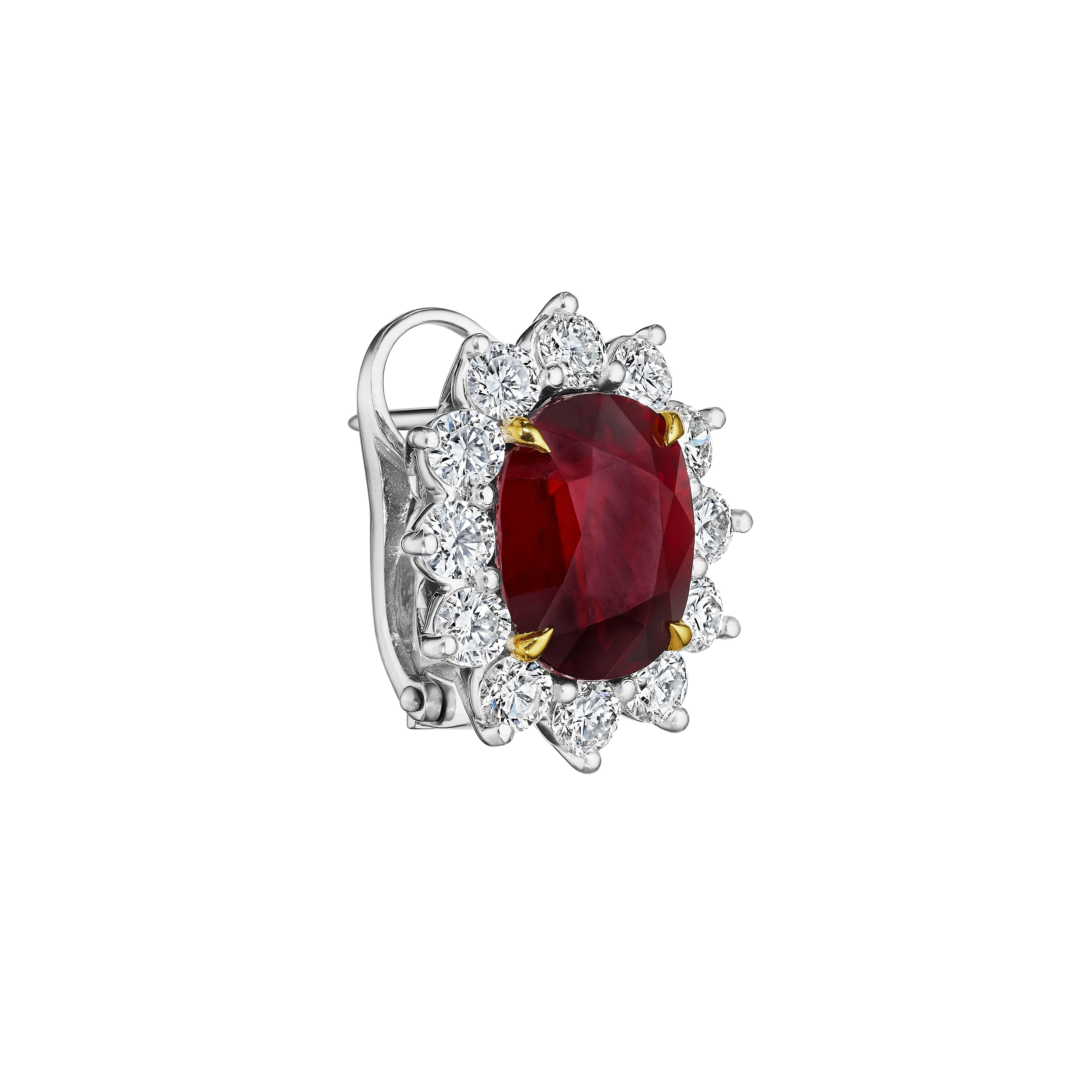10,23 Karat zertifizierter natürlicher Rubin im Kissenschliff & Diamant-Halo-Ohrringe aus Platin & 18K im Zustand „Neu“ im Angebot in New York, NY
