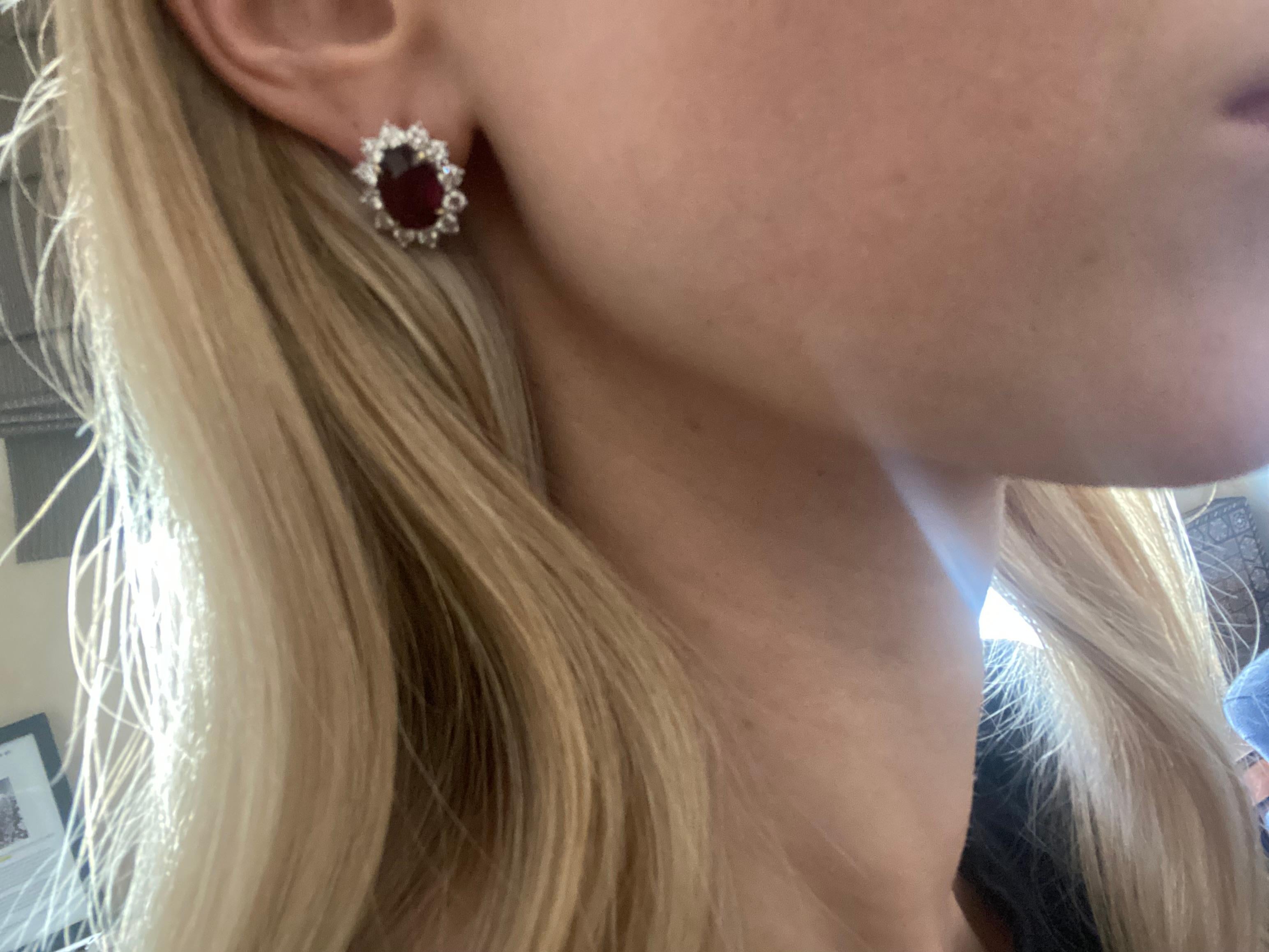 Boucles d'oreilles 10.23ct rubis coussin certifié naturel et diamant en platine et 18K en vente 1