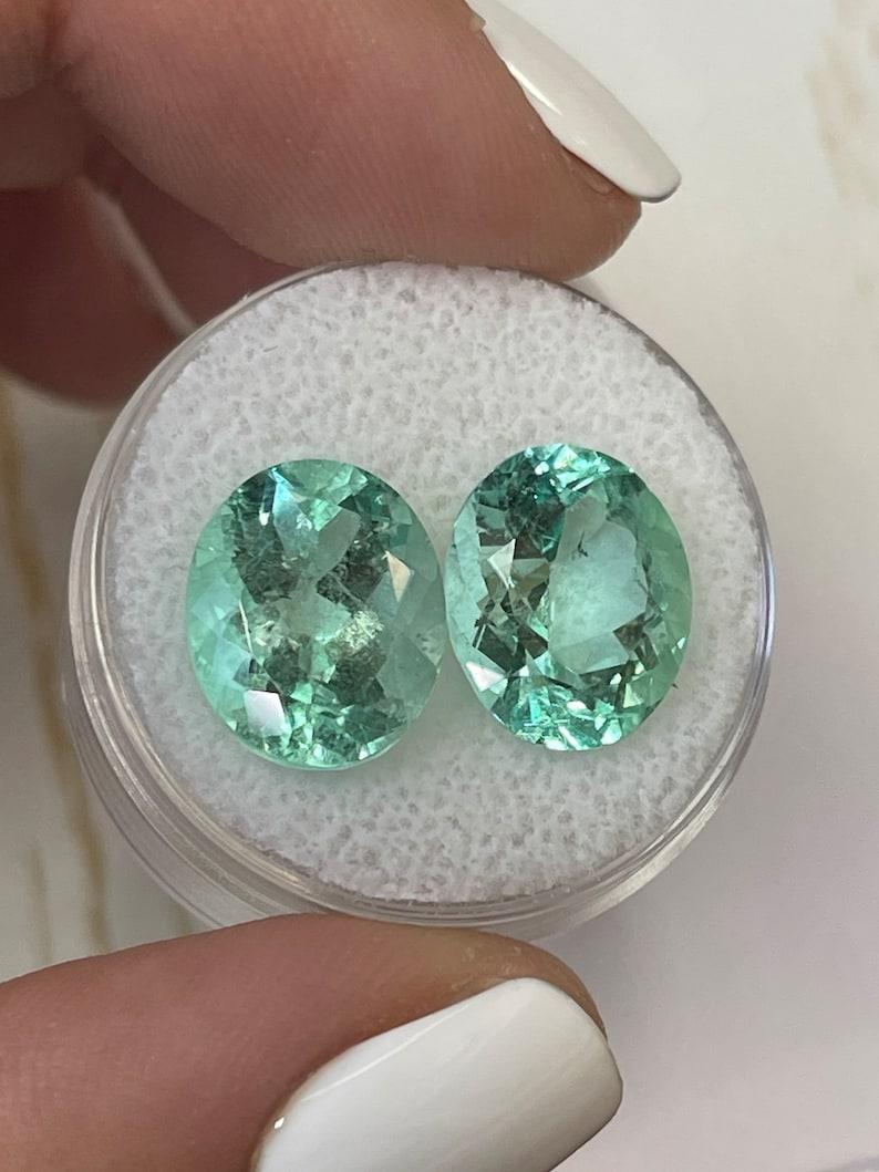 Moderne 10.23tcw 13x10 Matching Oval Loose Colombian Emeralds - Genuine Pair en vente