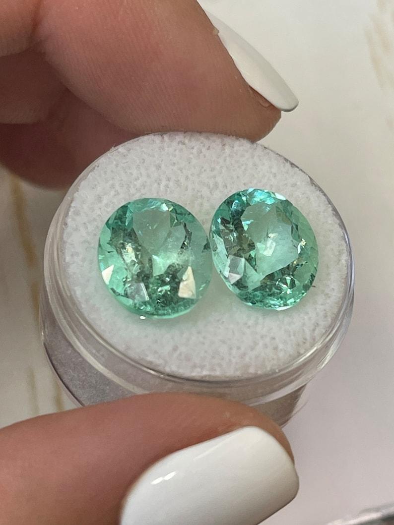 Taille ovale 10.23tcw 13x10 Matching Oval Loose Colombian Emeralds - Genuine Pair en vente