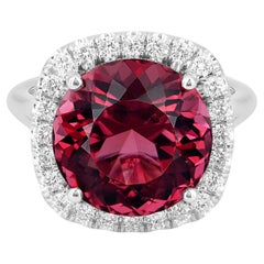 Gemma di tormalina rossa naturale da 10,25 carati in anello d'oro bianco 14K con diamanti