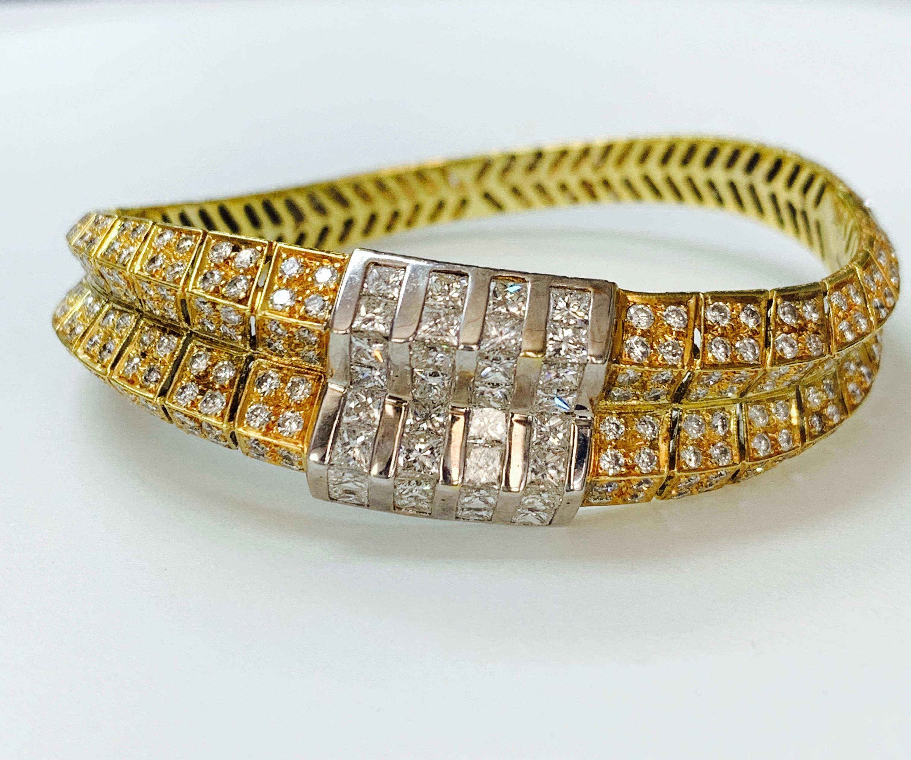 Ce bangle magnifiquement conçu et fabriqué à la main est unique en son genre. 
Les détails sont les suivants : 
Poids du diamant : 4,80 carats (taille princesse), couleur GH et pureté VS 
Diamant rond brillant : 5,45 carats, couleur GH et pureté VS