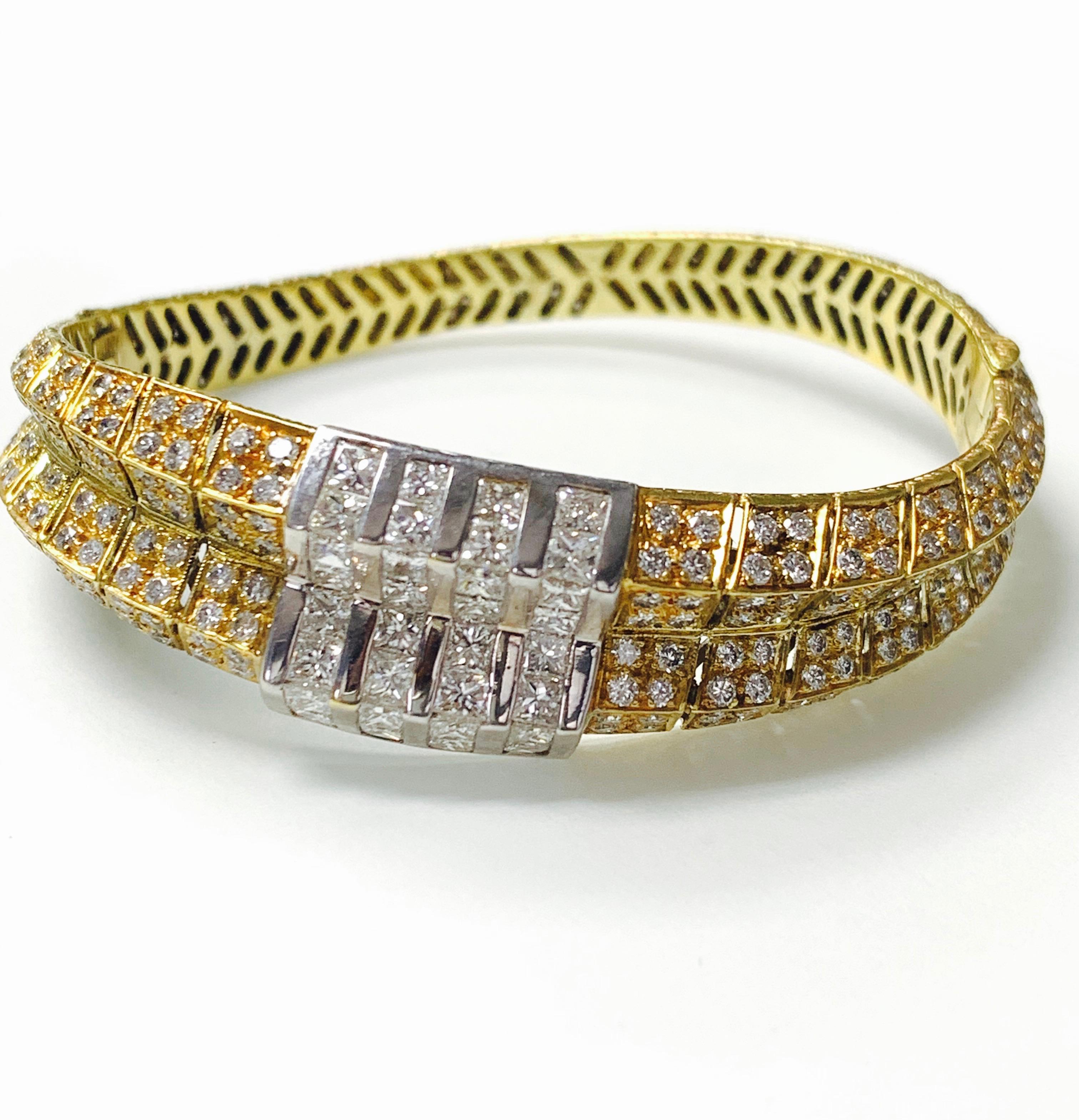10.25 Carat White Diamond Bangle in 18 Karat White Gold In New Condition For Sale In New York, NY