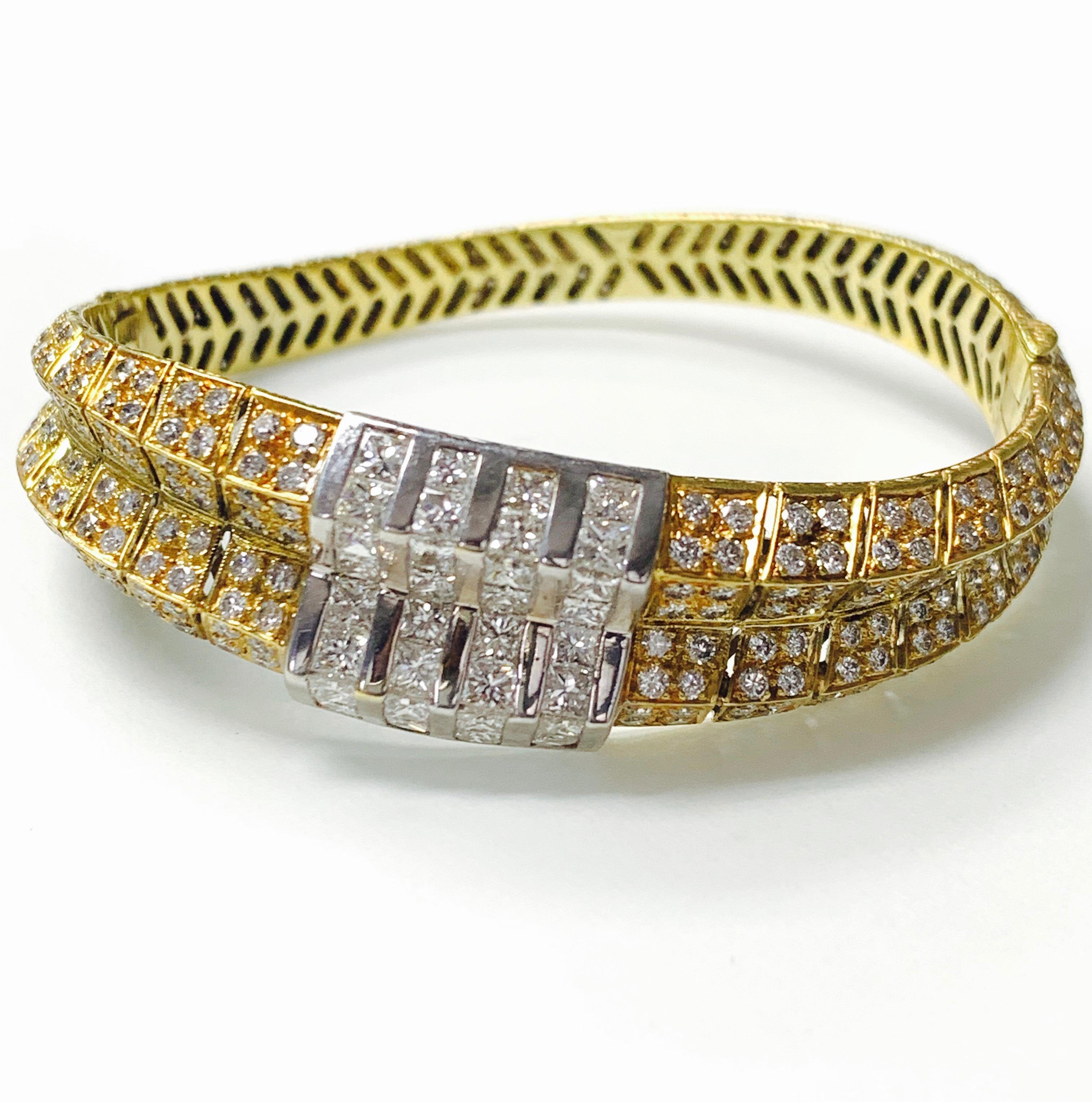 Bracelet jonc en or blanc 18 carats avec diamants blancs de 10,25 carats en vente 1