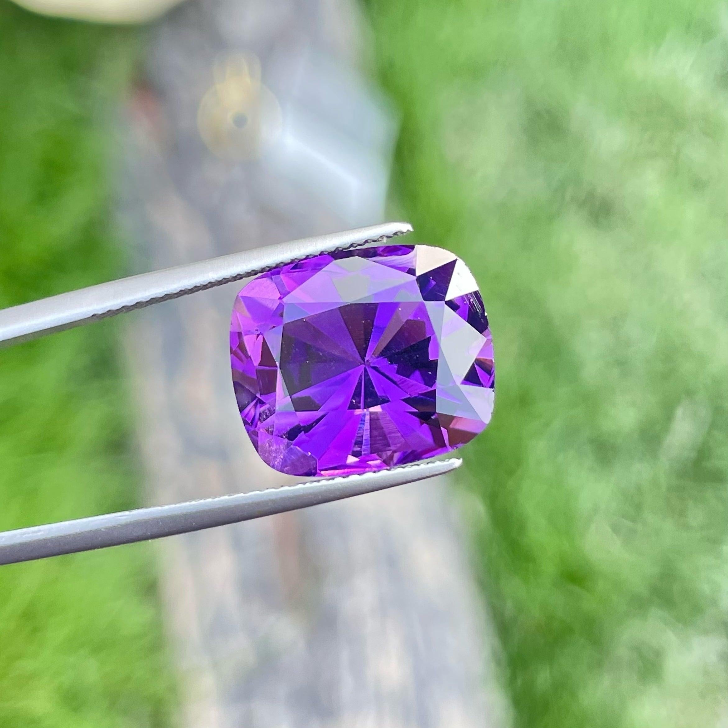 Modern 10.25 Carats Natural Gorgeous Amethyst Gem Amethyst Gemstone for Jewellery  For Sale