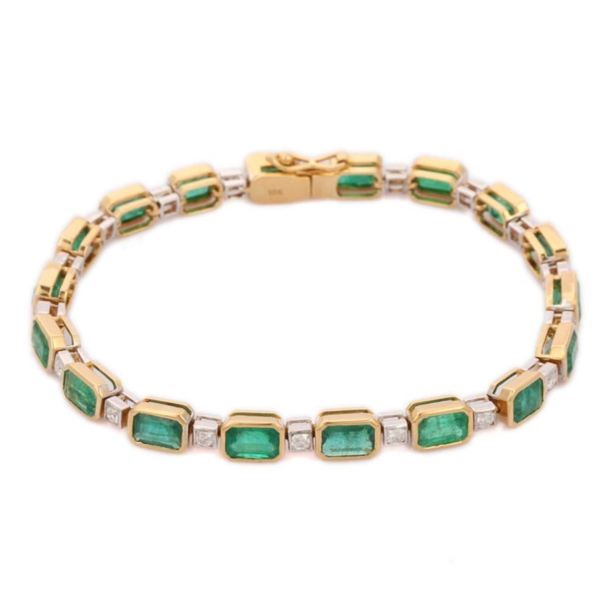 Il Bracciale Tennis con Smeraldo e Diamanti 10,25 CTW in oro giallo 18k mette in mostra 18 smeraldi naturali infinitamente scintillanti del peso di 10,25 carati e 18 diamanti del peso di 0,78 carati. Misura 7 pollici di lunghezza. 
Lo smeraldo