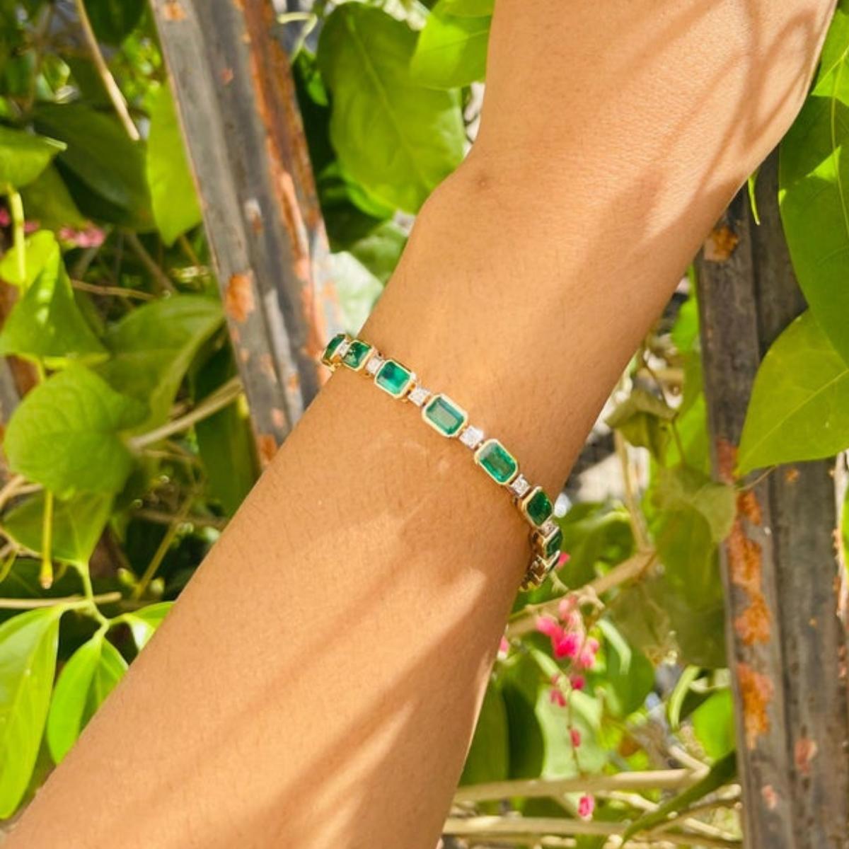 Art Déco Bracciale tennis con smeraldo e diamante da 10,25 CTW in oro giallo 18k Gioielli da sposa in vendita