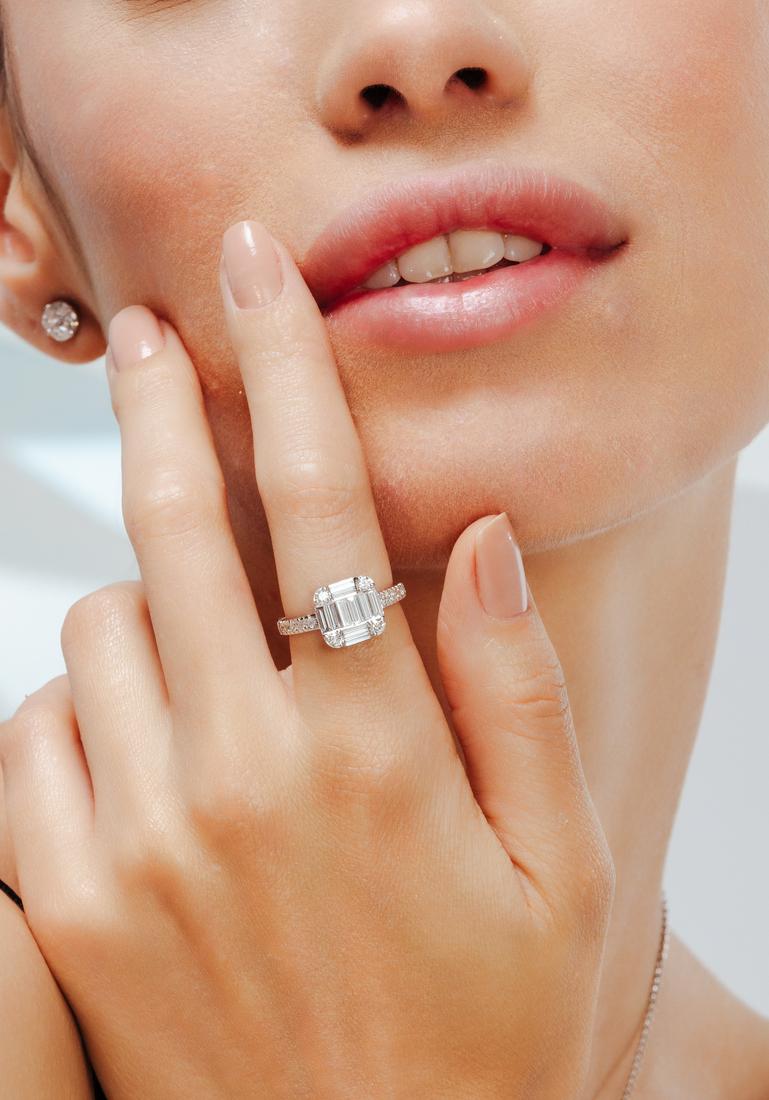 En venta: Anillo de compromiso con racimo de diamantes para mujer en oro blanco macizo de 18k  3