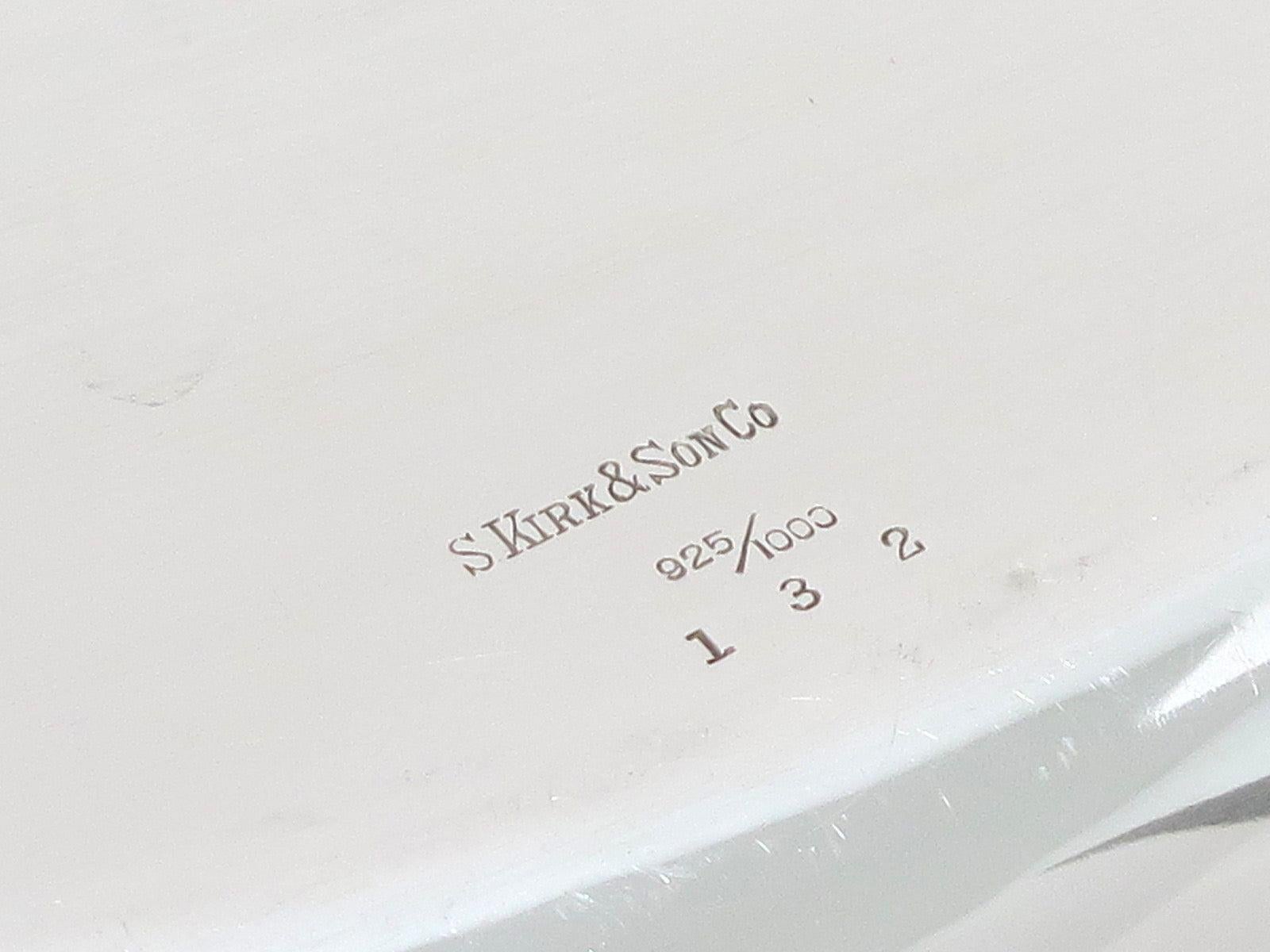 10,25 in Sterling Silber S. Kirk & Son Antike Floral Repousse Oval servieren Schüssel (Repoussé) im Angebot