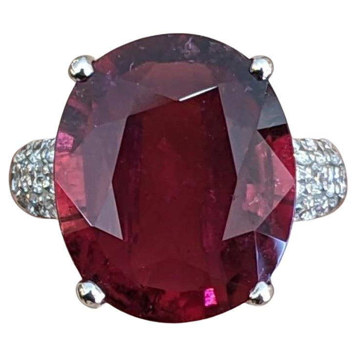 Anillo de Cóctel de Rubelita Ovalada y Diamantes de 10,25 ct en Engaste de Platino en venta