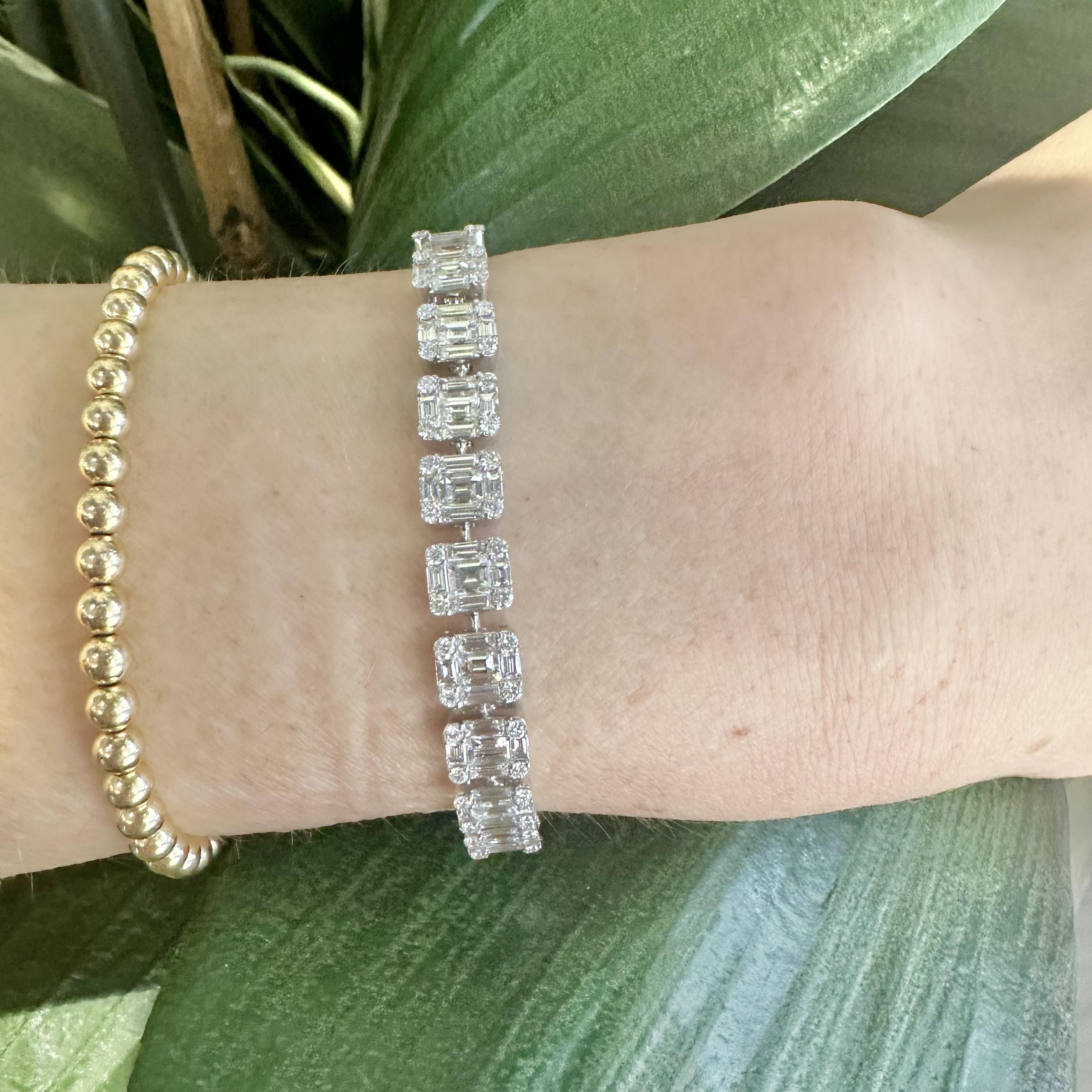 Contemporary 10.26ct Optical Illusion, 18k White Gold Tennis Link Bracelet For Sale