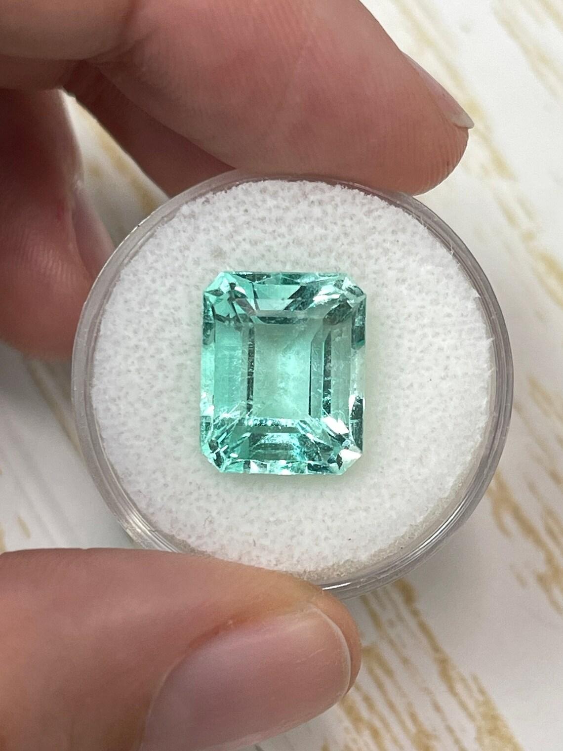 A. Stone: Smeraldo
Peso: 10,26 carati
Forma: Taglio smeraldo
Chiarezza: Trasparente
Lucentezza: Eccellente
Colore: Greene & Greene
Misure: 13,13 mm x 10,70 mm x 8,57 mm
Origine geografica: Colombia
Trattamento: Naturale, oliatura

Commenti: A causa