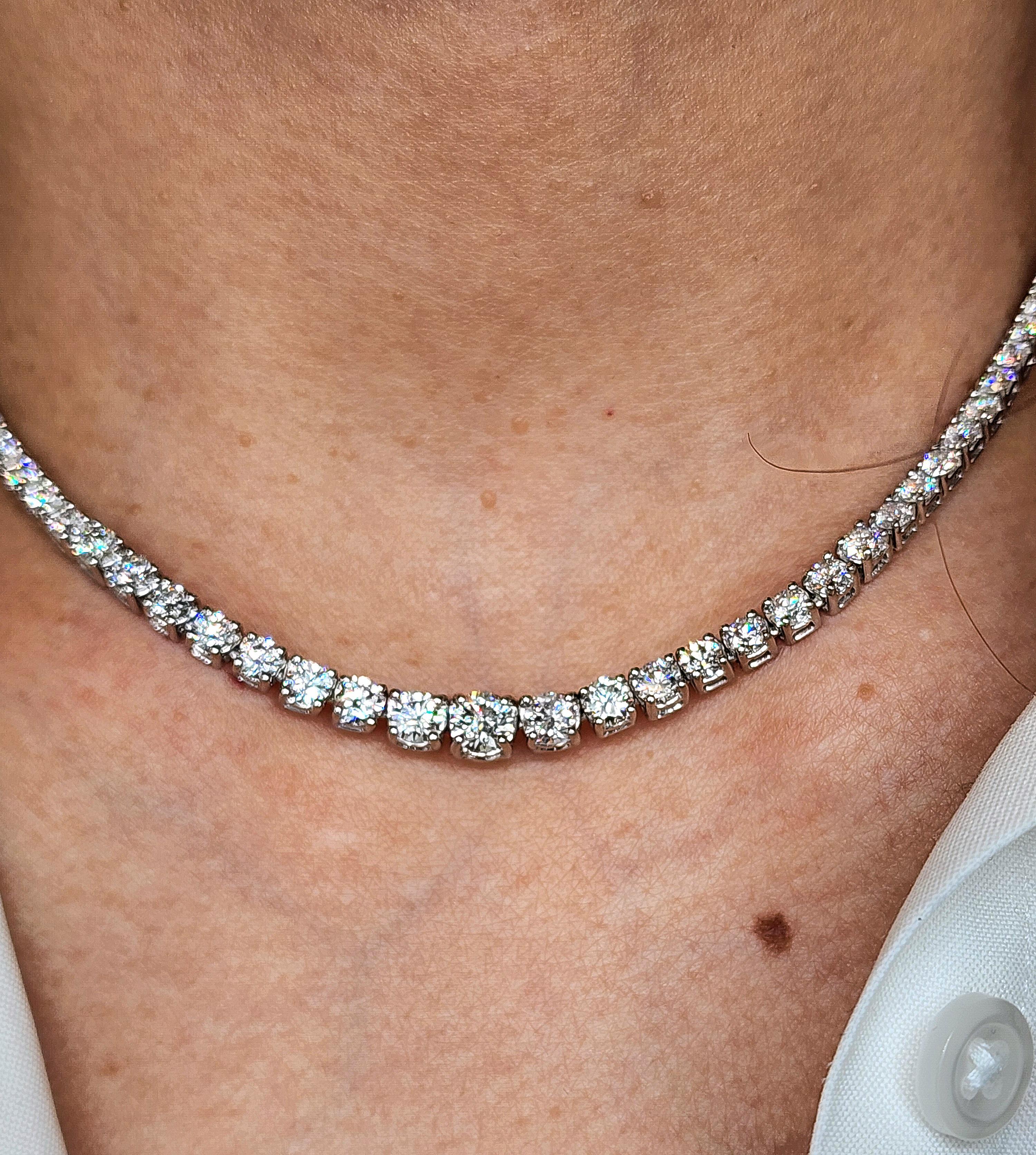 Questa squisita collana presenta un design moderno che privilegia la brillantezza e l'eleganza. Adornato da diamanti bianchi rotondi 123 per un totale di 10,28 carati, ogni diamante vanta un colore F/G e una purezza VS2/SI1. Realizzata in platino,