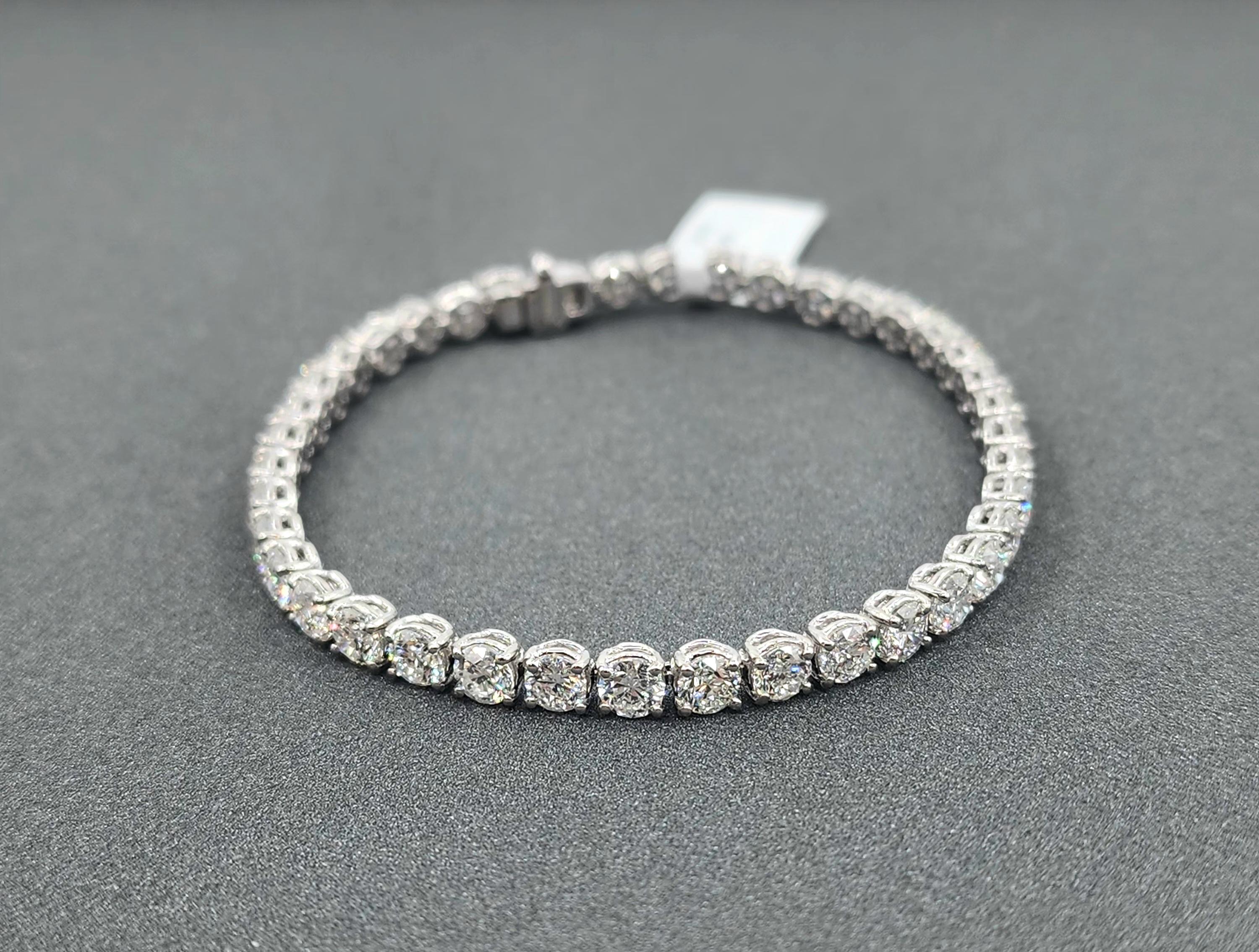 Dieses runde Diamant-Tennisarmband aus Platin mit 10,29 Karat ist ein wahrhaft atemberaubendes Schmuckstück, das die Schönheit und den Glanz hochwertiger Diamanten zur Geltung bringt. Dieses Armband besticht durch eine Reihe von 40 runden Diamanten,