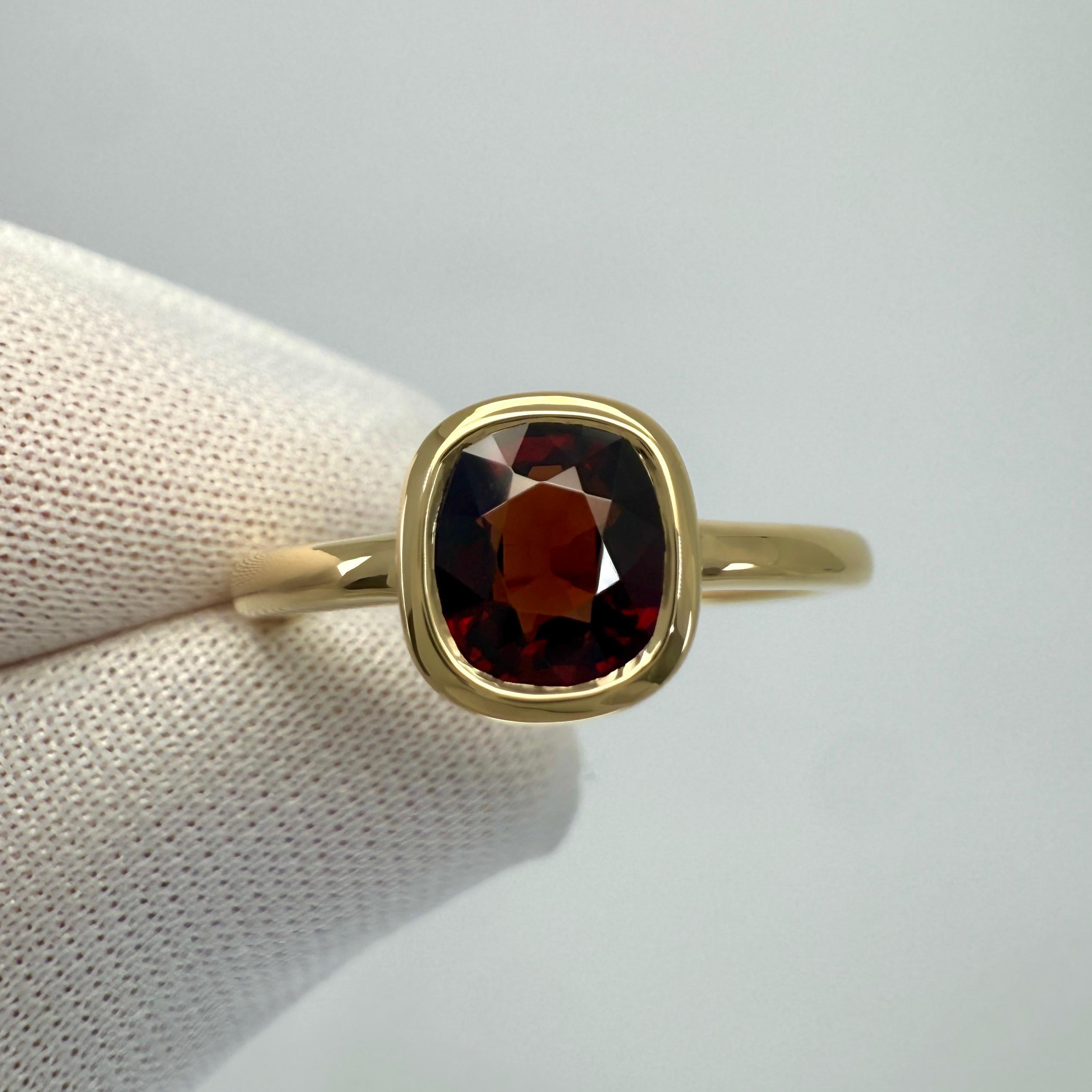 Espinela natural roja profunda talla cojín Anillo solitario Rubover con bisel de oro amarillo de 18k.

Espinela de 1,02 quilates de color rojo intenso y excelente claridad. Piedra muy limpia. VVS.
La espinela también tiene una talla cojín muy buena.