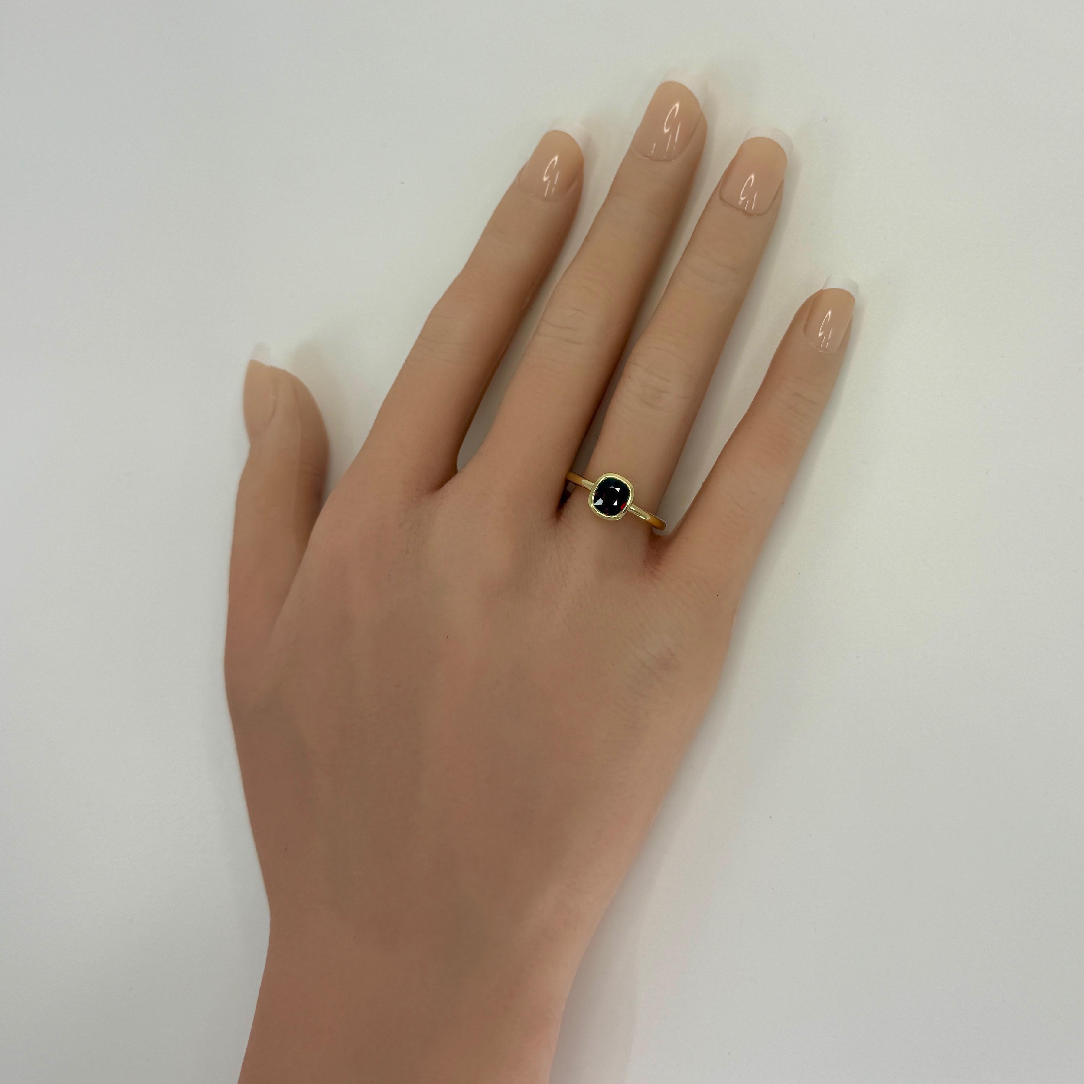 1.02ct Deep Red Spinel Cushion Cut 18k Yellow Gold Bezel Rubover Solitaire Ring Corte cojín en venta