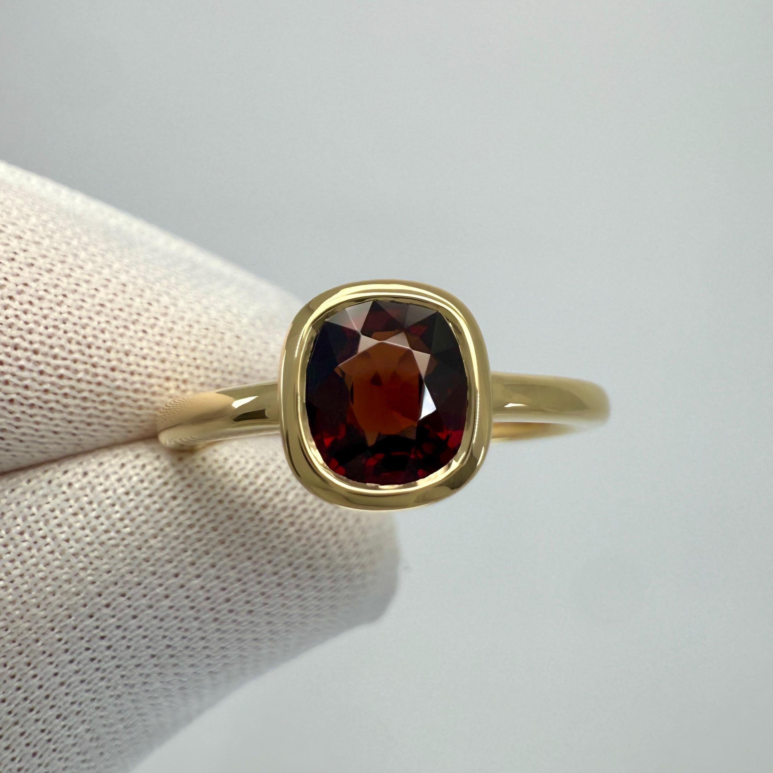 1.02ct Deep Red Spinel Cushion Cut 18k Yellow Gold Bezel Rubover Solitaire Ring en Nuevo estado para la venta en Birmingham, GB