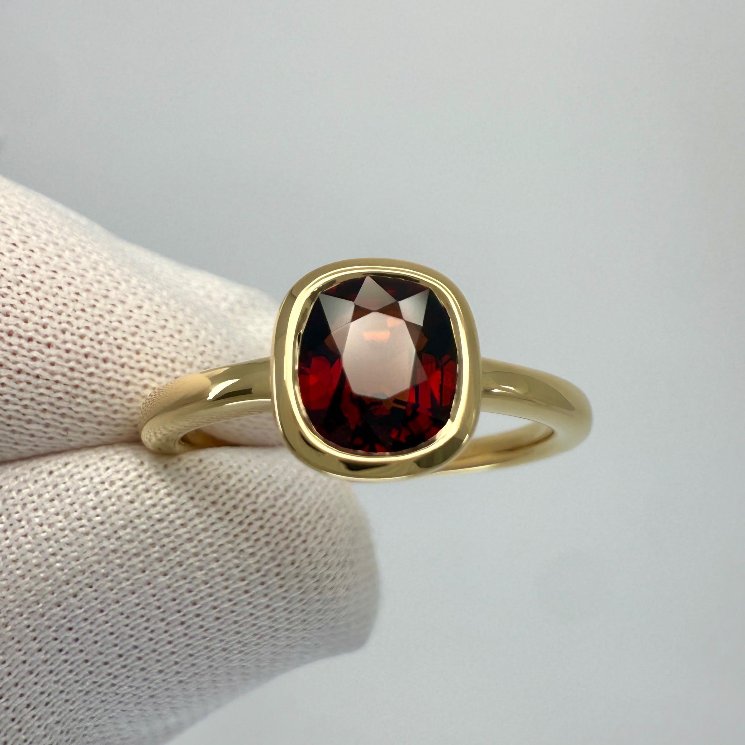 Femenino o masculino 1.02ct Deep Red Spinel Cushion Cut 18k Yellow Gold Bezel Rubover Solitaire Ring en venta
