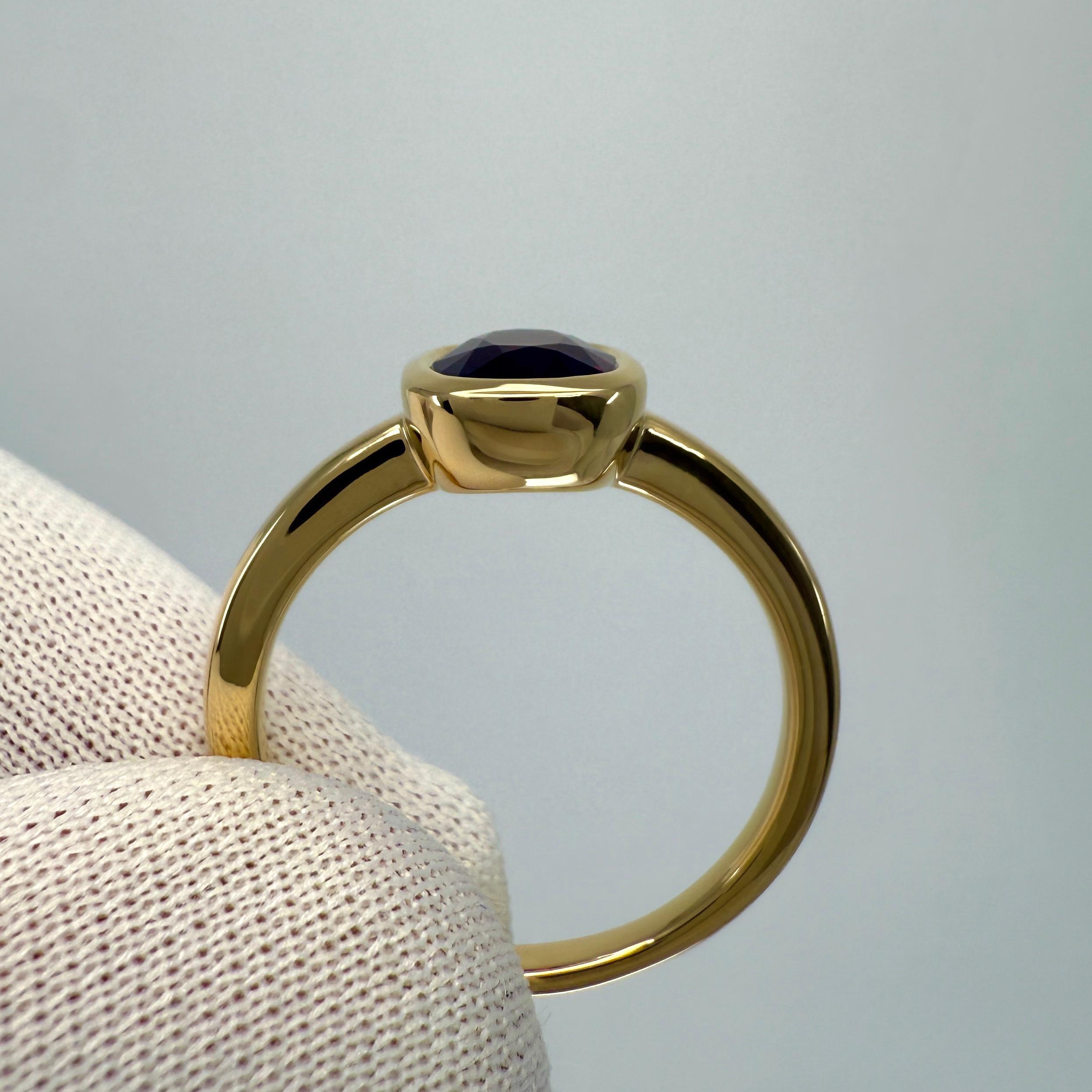 1.02ct Deep Red Spinel Cushion Cut 18k Yellow Gold Bezel Rubover Solitaire Ring en venta 1