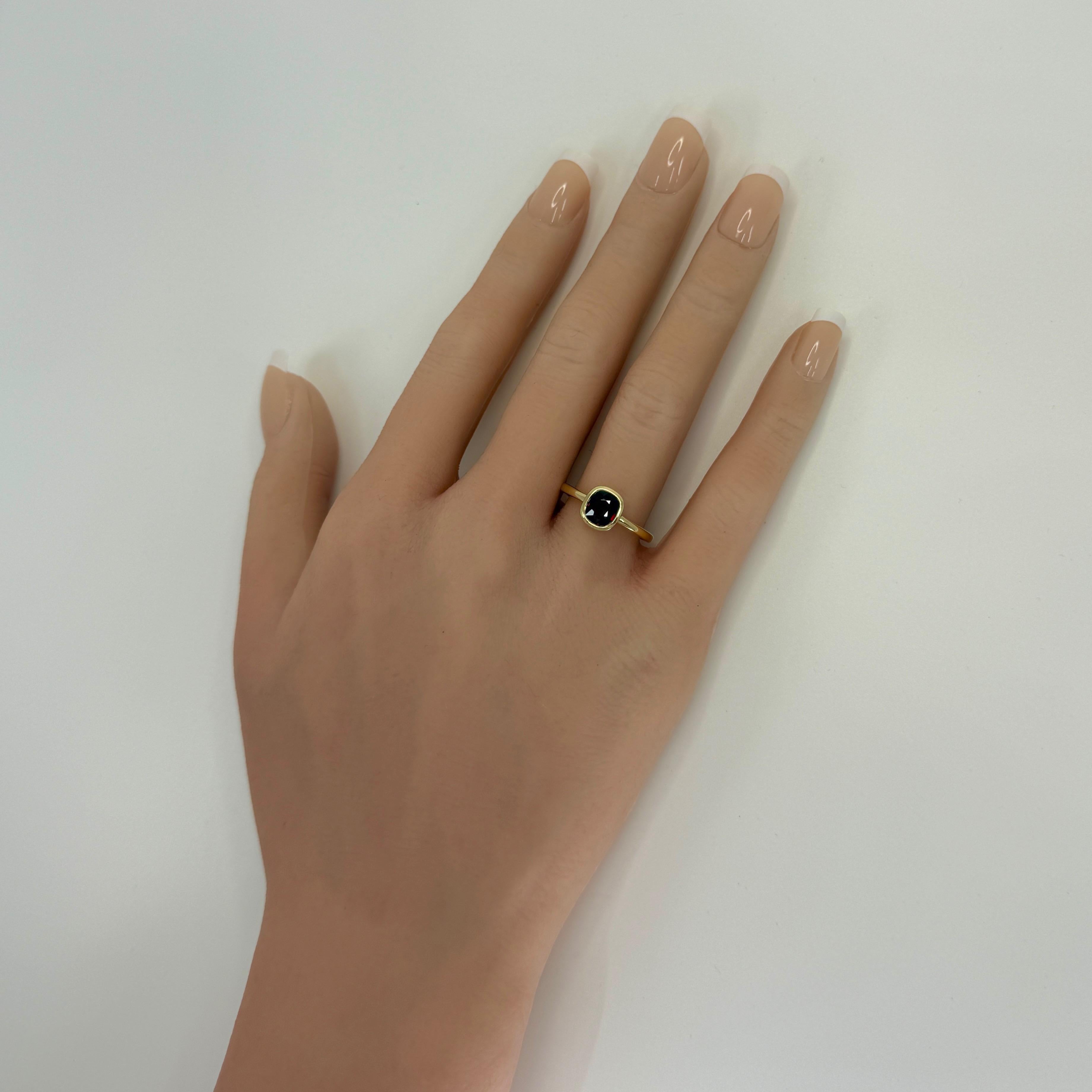 1.02ct Deep Red Spinel Cushion Cut 18k Yellow Gold Bezel Rubover Solitaire Ring en venta 2