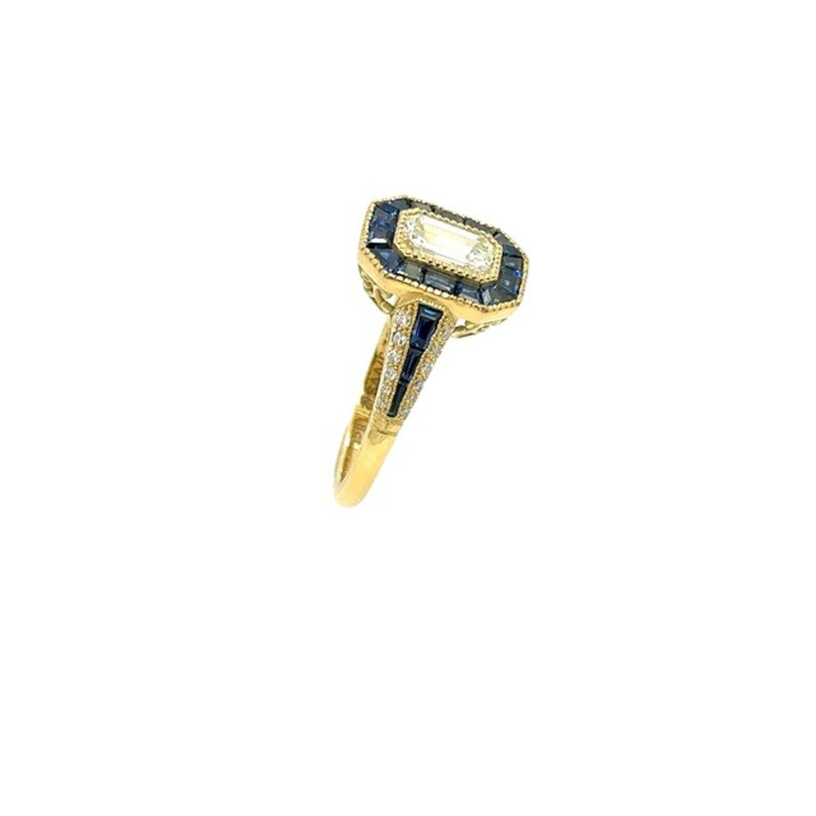 Taille émeraude Bague en or jaune 18 carats avec diamant taille émeraude 1,02 carat J/VVS2 et halo de saphirs en vente