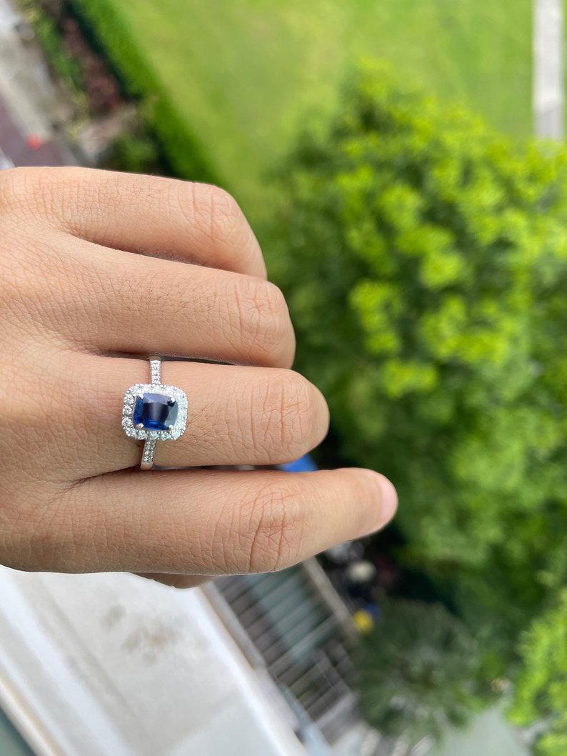 Art Déco Anello con zaffiro blu e diamante 1,02 carati No Heat in oro massiccio 18 carati in vendita