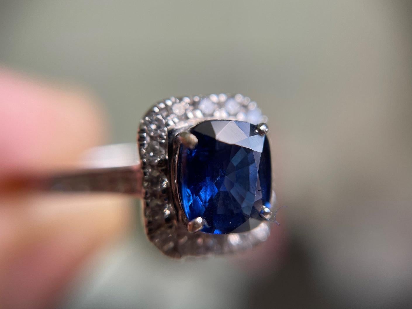 Taglio ovale Anello con zaffiro blu e diamante 1,02 carati No Heat in oro massiccio 18 carati in vendita