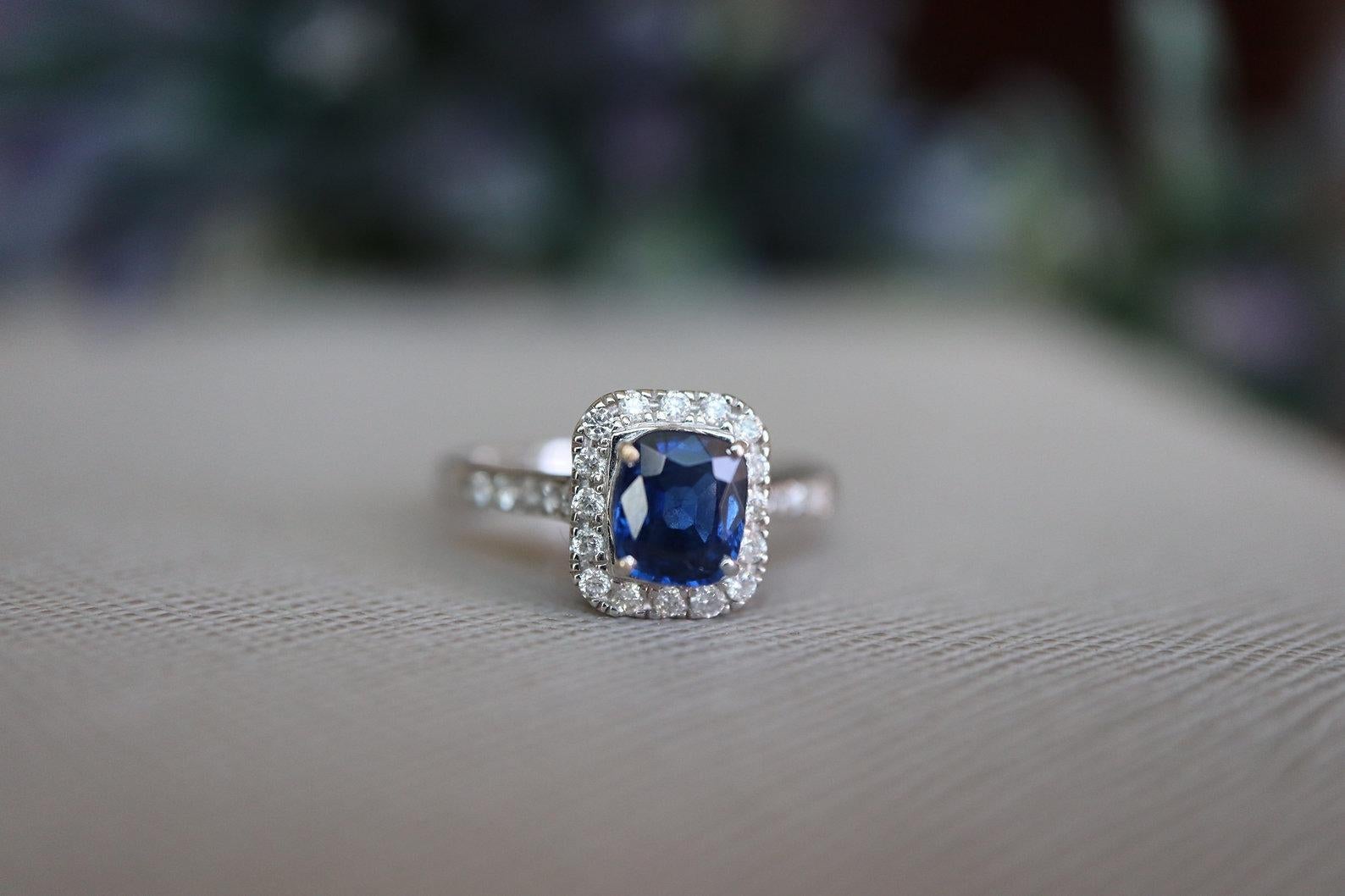 Donna Anello con zaffiro blu e diamante 1,02 carati No Heat in oro massiccio 18 carati in vendita
