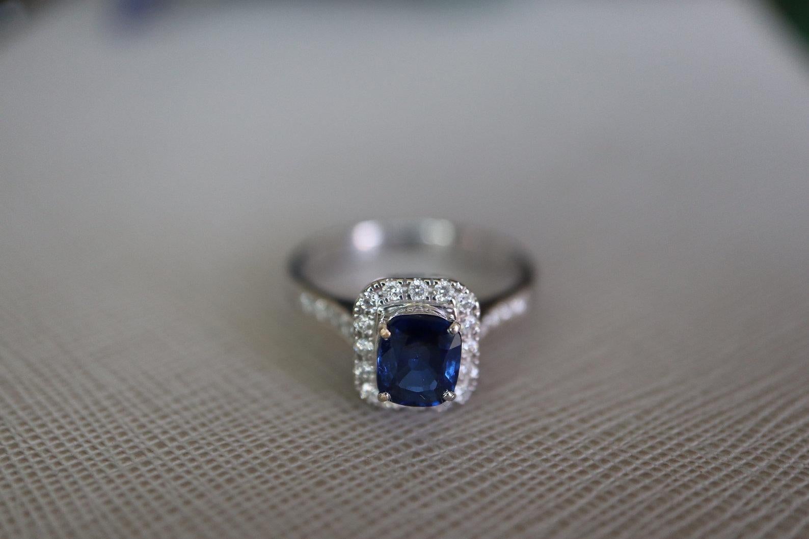 Anello con zaffiro blu e diamante 1,02 carati No Heat in oro massiccio 18 carati in vendita 2