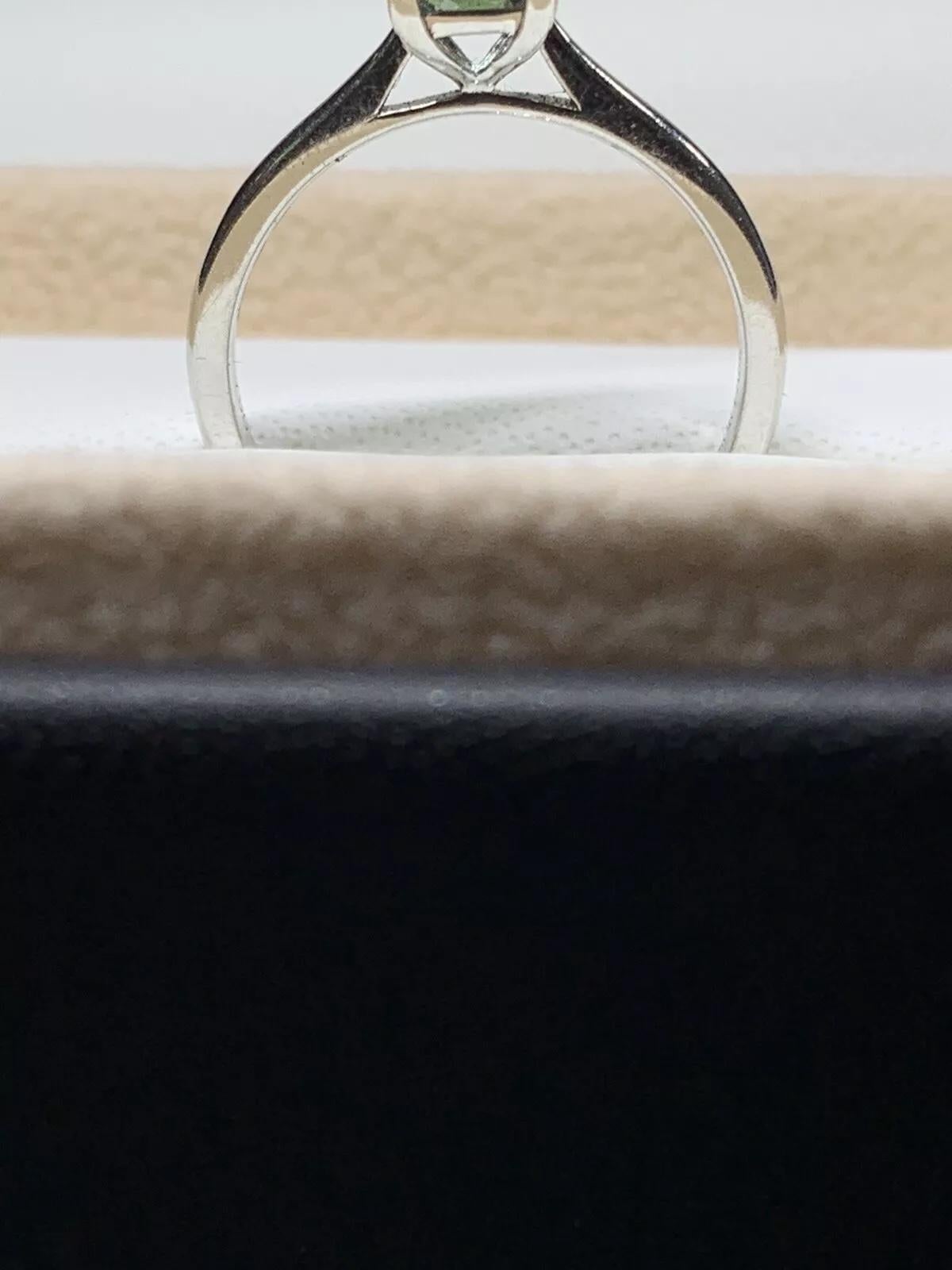 Round Cut 1.02ct round teal sapphire engagement ring in 18ct white gold For Sale