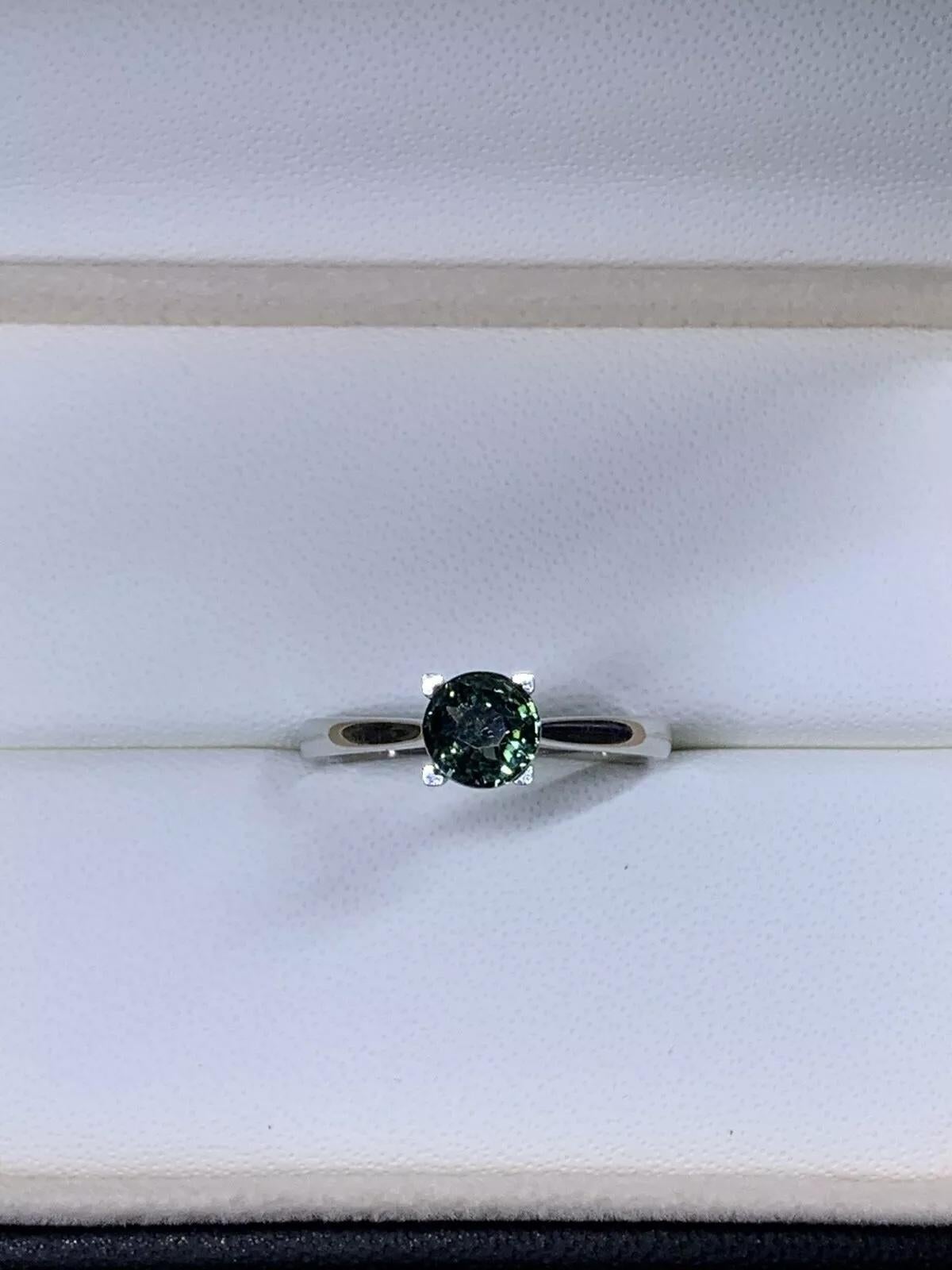 1.02ct round teal sapphire engagement ring in 18ct white gold In New Condition For Sale In London, GB