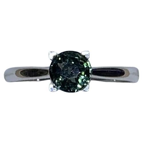 Anillo de compromiso de zafiro verde azulado redondo de 1,02 ct en oro blanco de 18 ct
