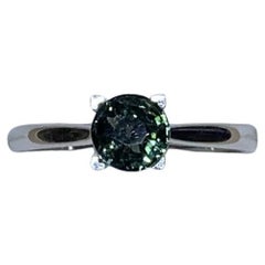 Anillo de compromiso de zafiro verde azulado redondo de 1,02 ct en oro blanco de 18 ct