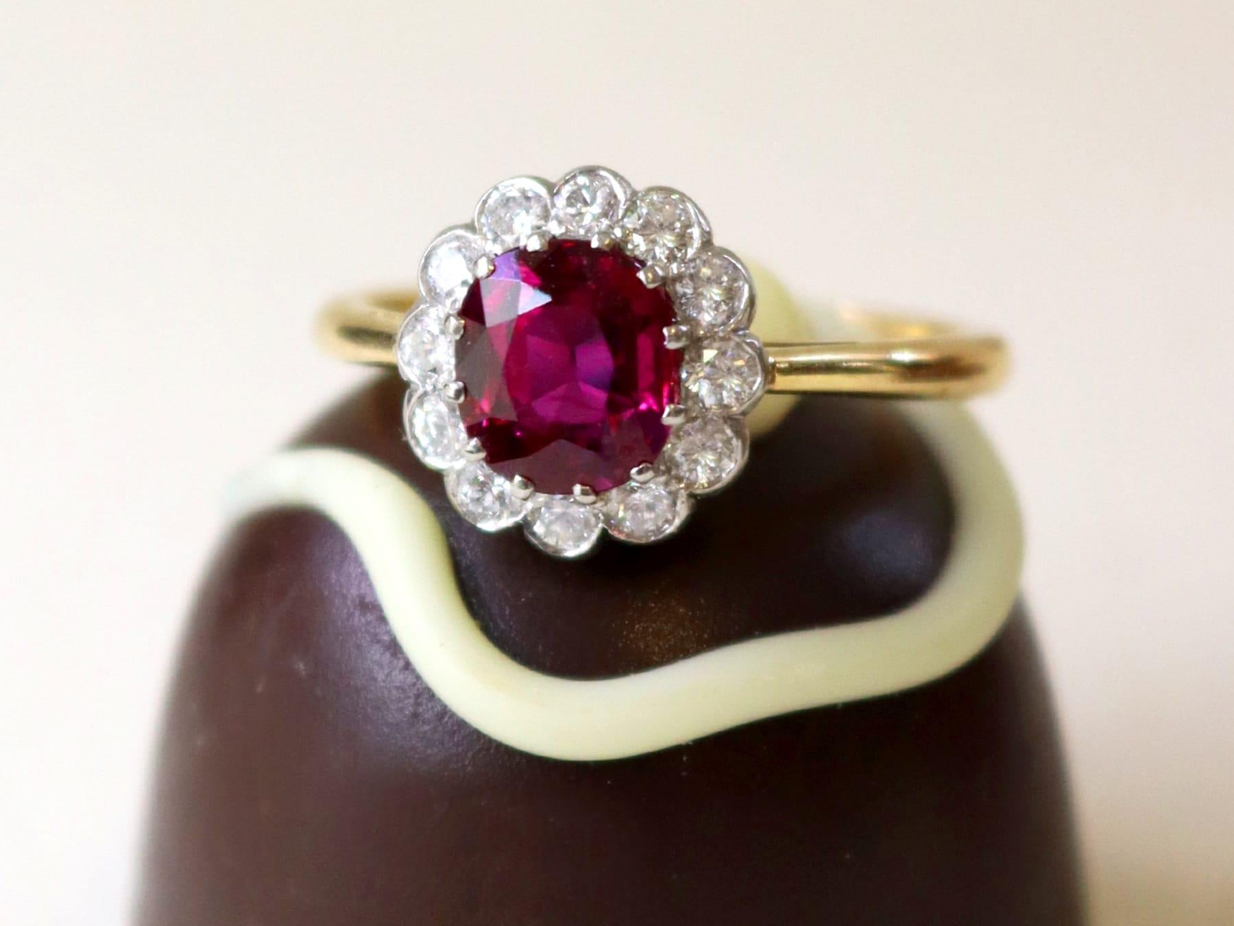 Taille coussin Bague grappe en or jaune 18 carats, rubis 1,02 carat et diamant 0,33 carat, c. 1930 en vente