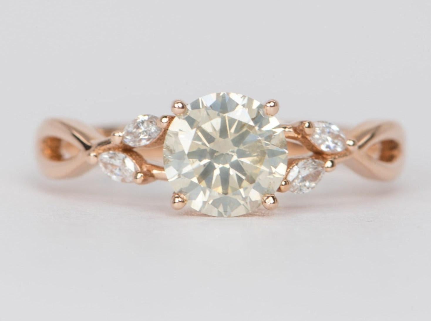 ♥ A solid 14K rose gold ring set with a champagne colored salt and pepper diamond set in the center of a nature-inspired band that is adorned with four leaf-shaped white diamonds

♥ US Size 7 (free resizing)
♥ Band width: 2mm (widest point)
♥