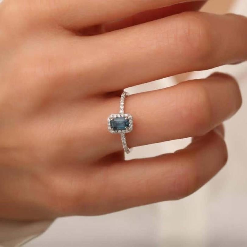 Detalles del producto :

- Por encargo

- Oro Kt: 14kt

- Colores de oro disponibles: Oro rosa, Oro amarillo, Oro blanco

- 0.27 ct F SI Corte Redondo Natural  Diamante

- 0,75ct Azul Natural  Zafiro Teal

- Color-Claridad del diamante: Color F-G