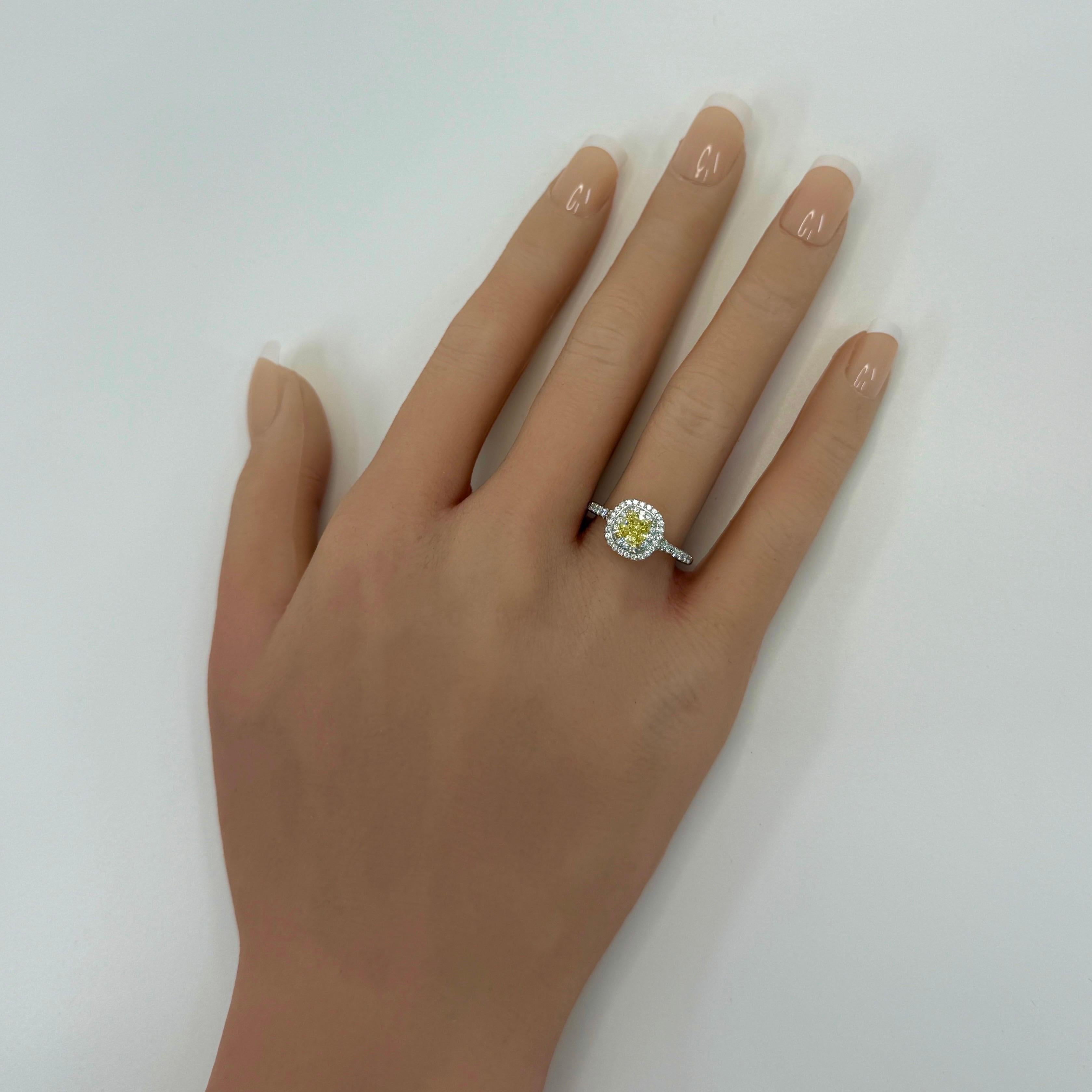 1,02 carati Tiffany & Co. Anello con diamante giallo intenso in oro e platino Soleste Halo in vendita 7