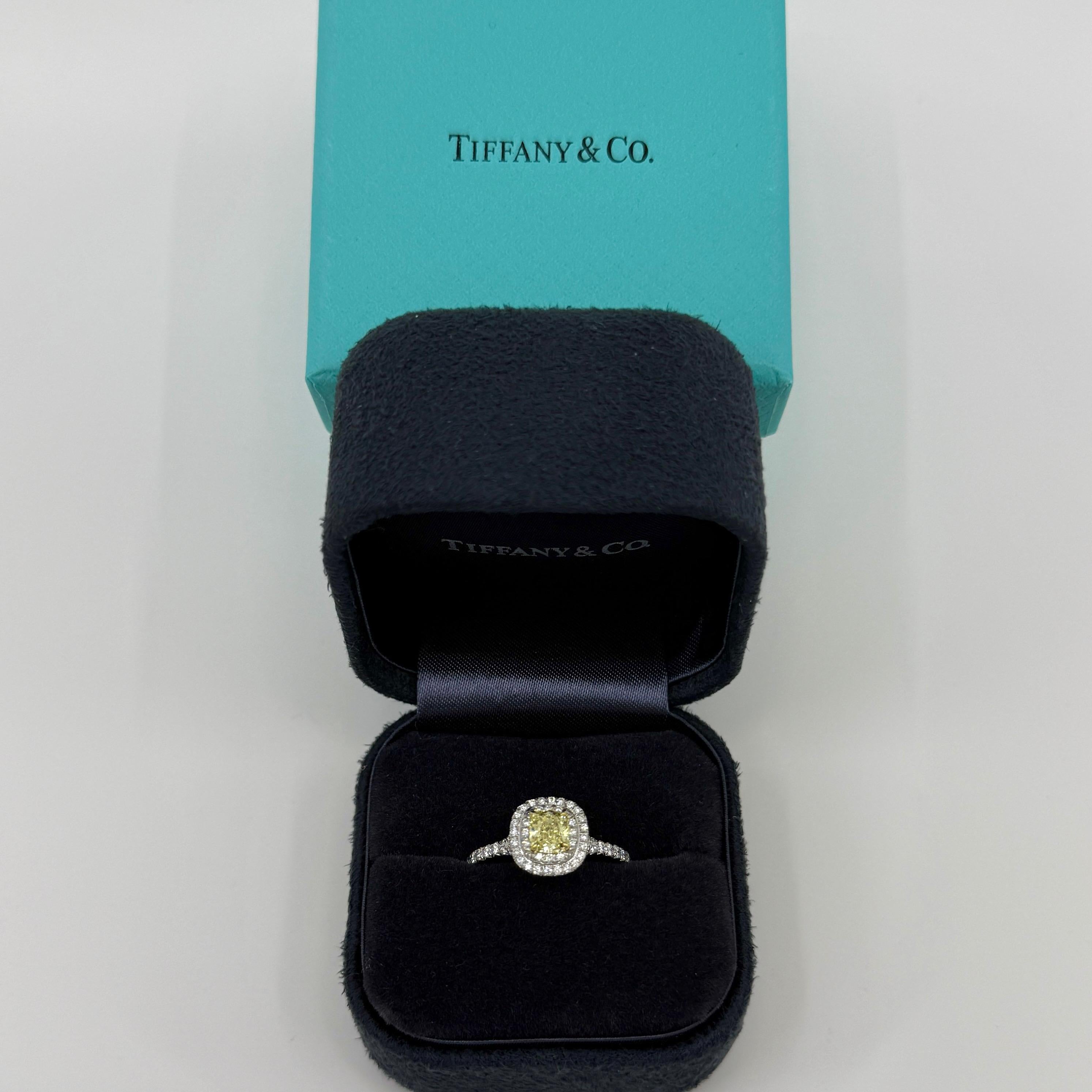 1,02 carati Tiffany & Co. Anello con diamante giallo intenso in oro e platino Soleste Halo in vendita 8