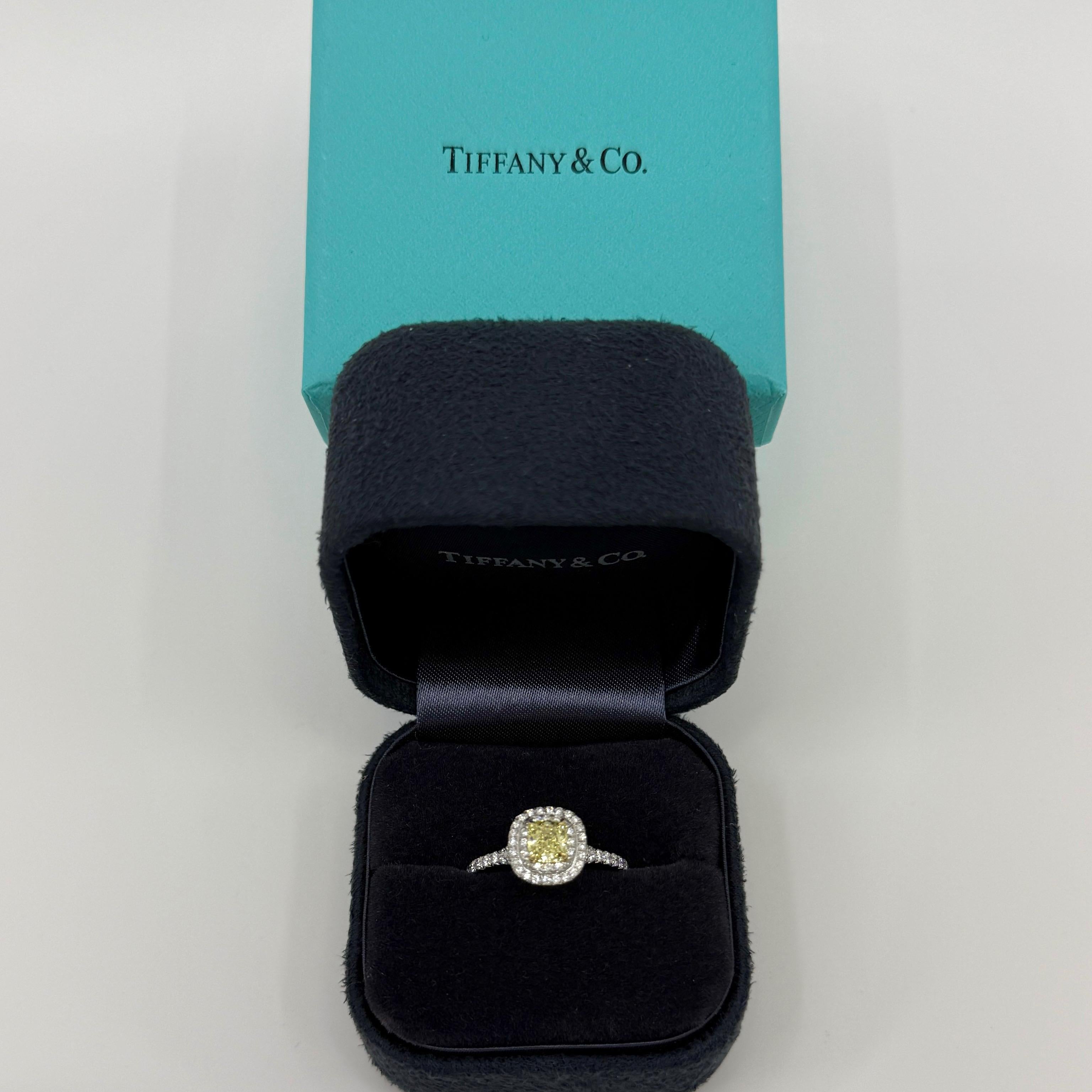 Fine Tiffany & Co. Anello a grappolo con diamanti gialli e bianchi intensi in oro 18k e platino. 1,02 Carati totali.

Un anello aureola in metallo misto splendidamente realizzato con una splendida pietra centrale di diamante a taglio cuscino giallo